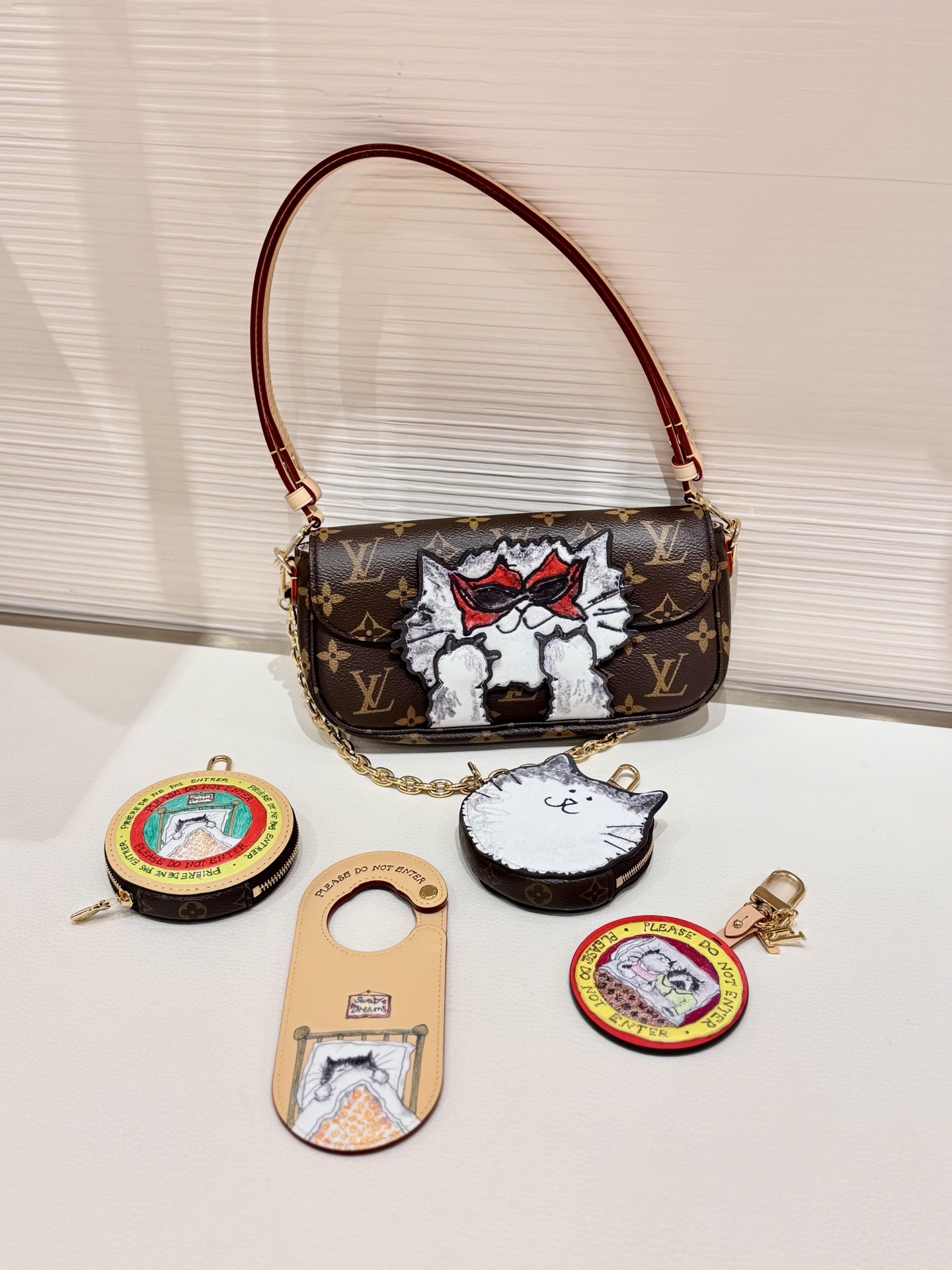 LV一比一卡通貓手拿包經典老花鏈條設計 女士精品潮流款｜歐美奢侈品精品推薦