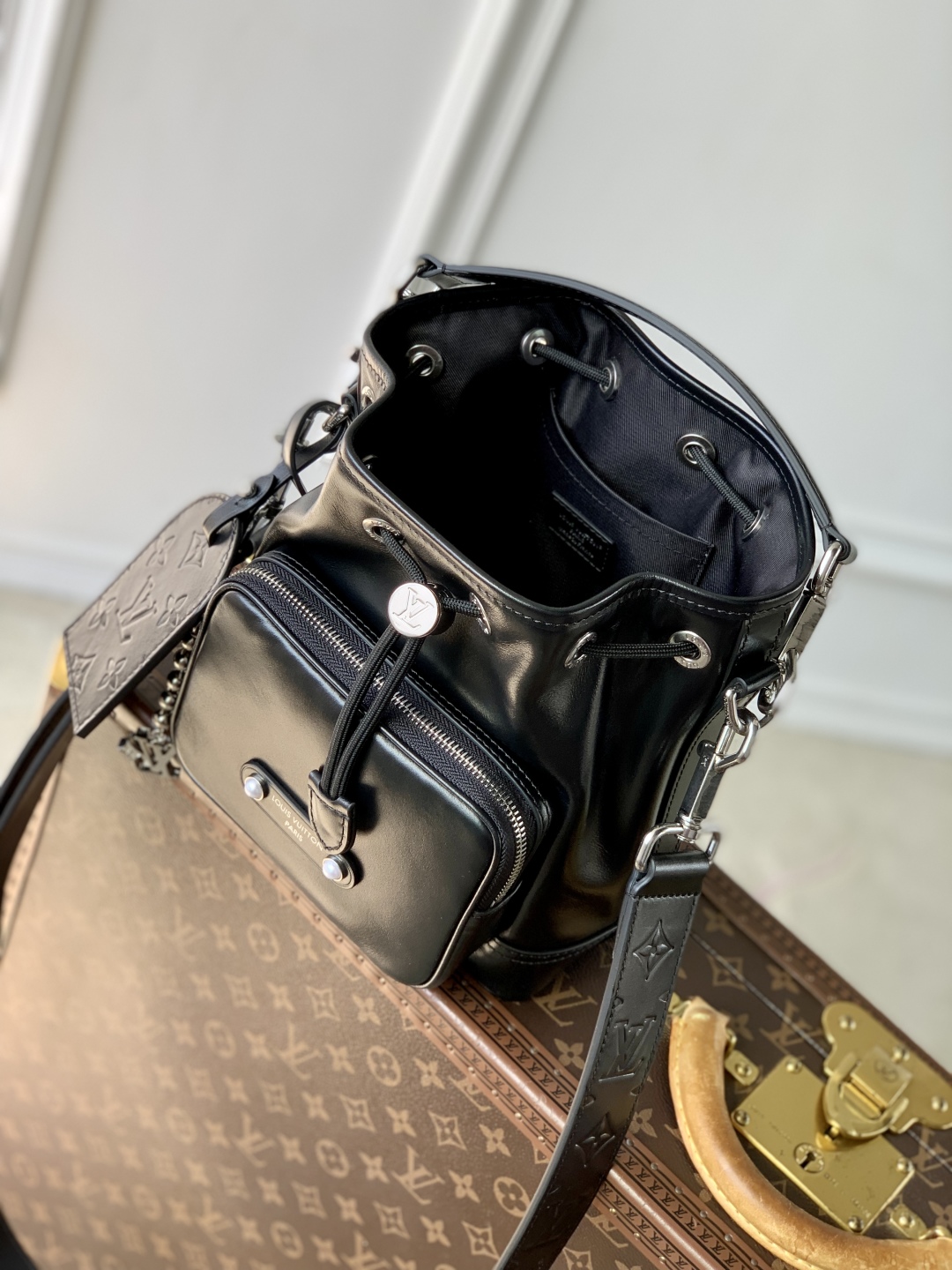 LV高仿黑色水桶包 柔感皮革束口設計通勤百搭女包｜歐美奢侈品精品推薦