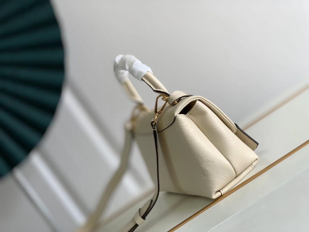 LV精品仿製米白壓花鎖扣手提包 法式高級感百搭時尚包款｜歐美奢侈品精品推薦