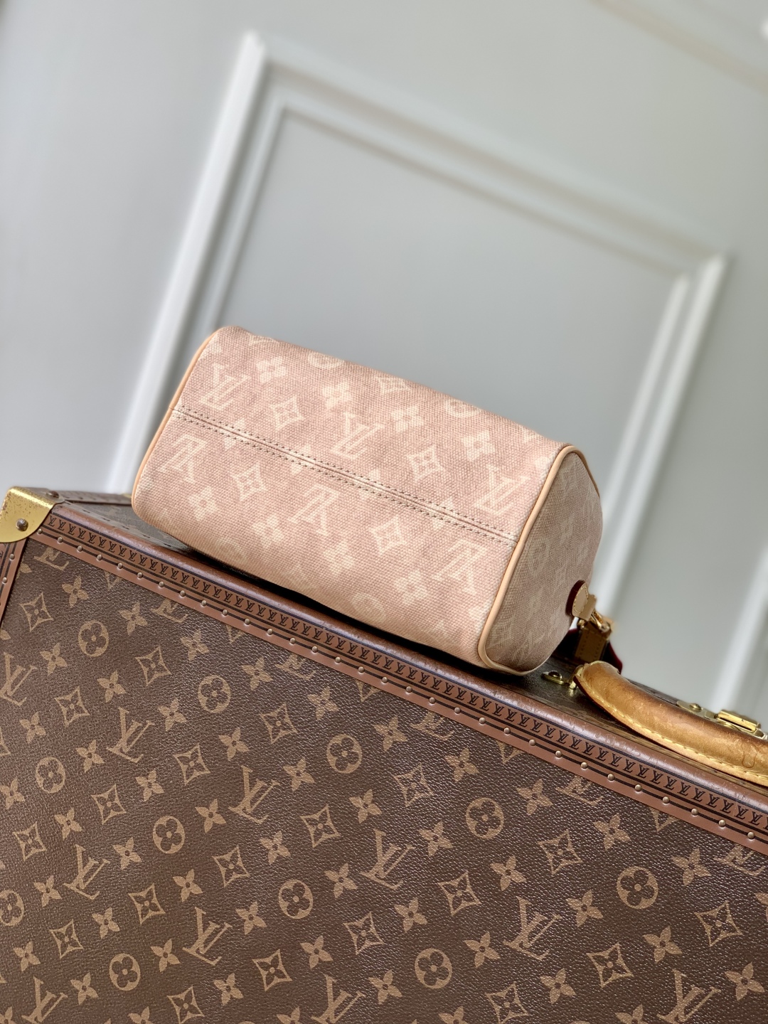 LV一比一Monogram小型手提包俏皮貓咪吊飾設計
