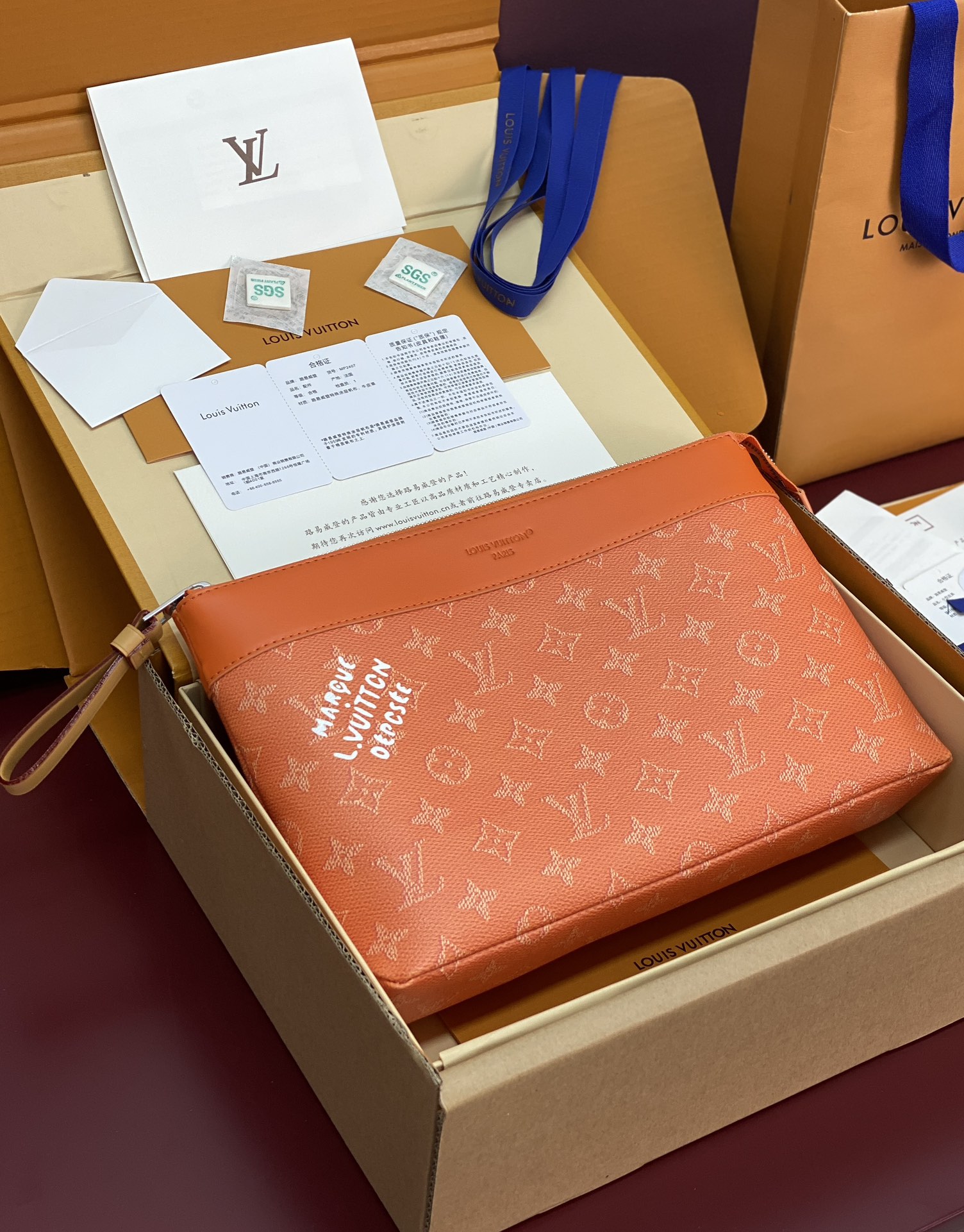 LV高仿橘色Monogram手拿包時尚亮眼造型設計