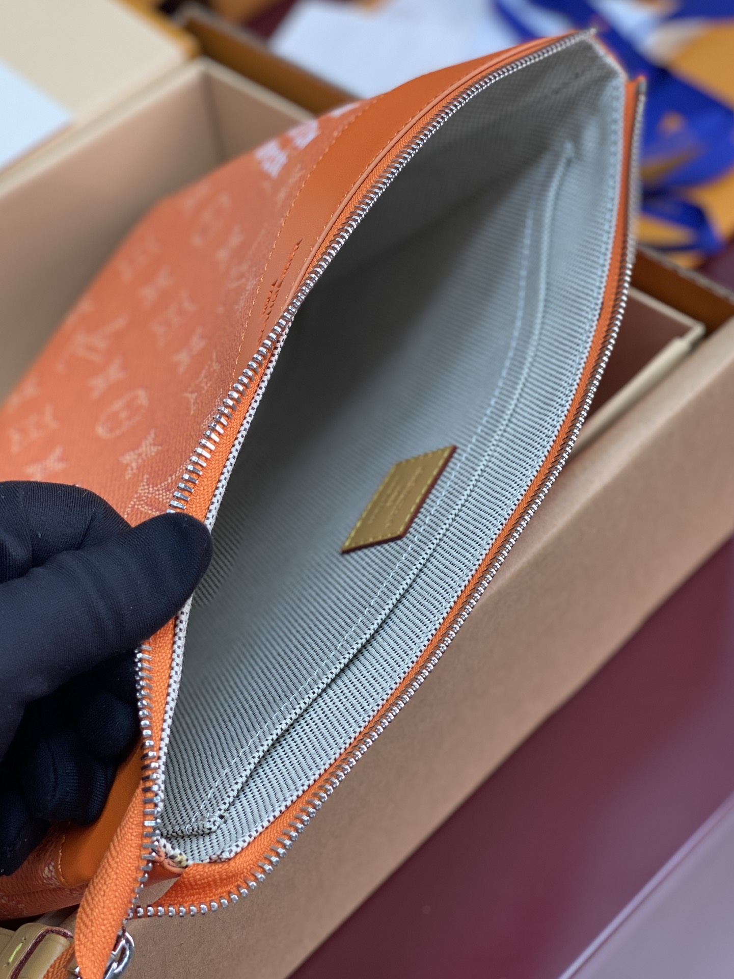 LV高仿橘色Monogram手拿包時尚亮眼造型設計｜歐美奢侈品精品推薦