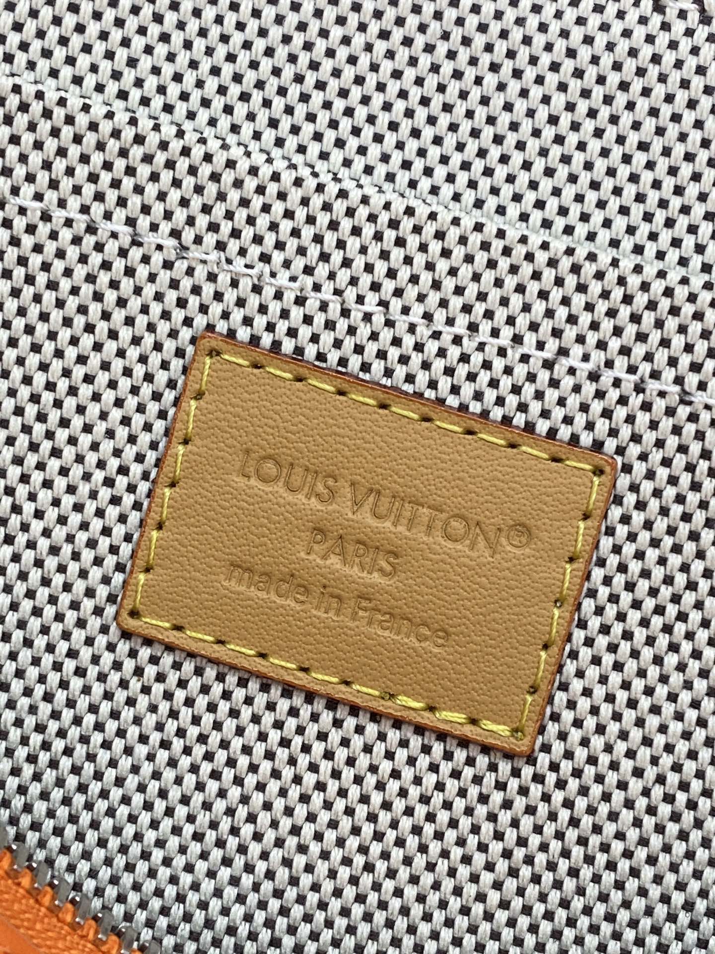 LV高仿橘色Monogram手拿包時尚亮眼造型設計｜歐美奢侈品精品推薦