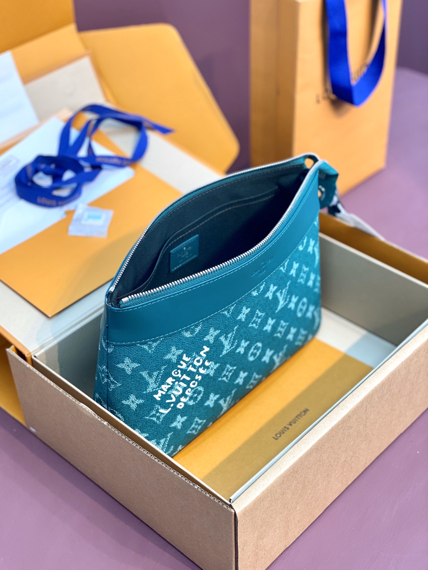 LV高仿綠松石色Monogram手拿包清爽百搭設計款｜歐美奢侈品精品推薦