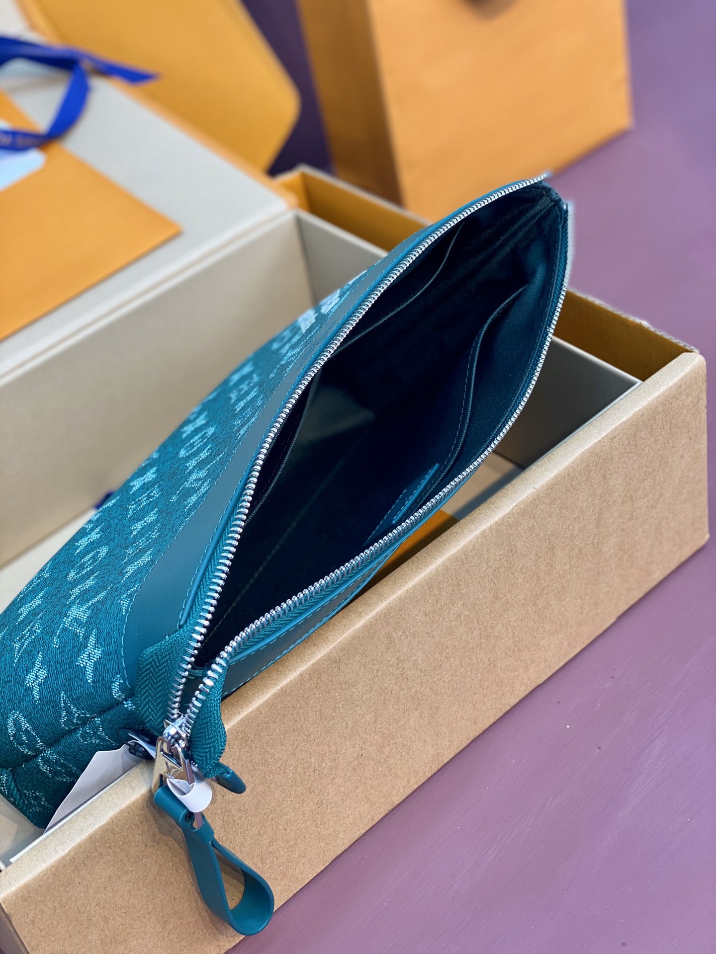 LV高仿綠松石色Monogram手拿包清爽百搭設計款｜歐美奢侈品精品推薦