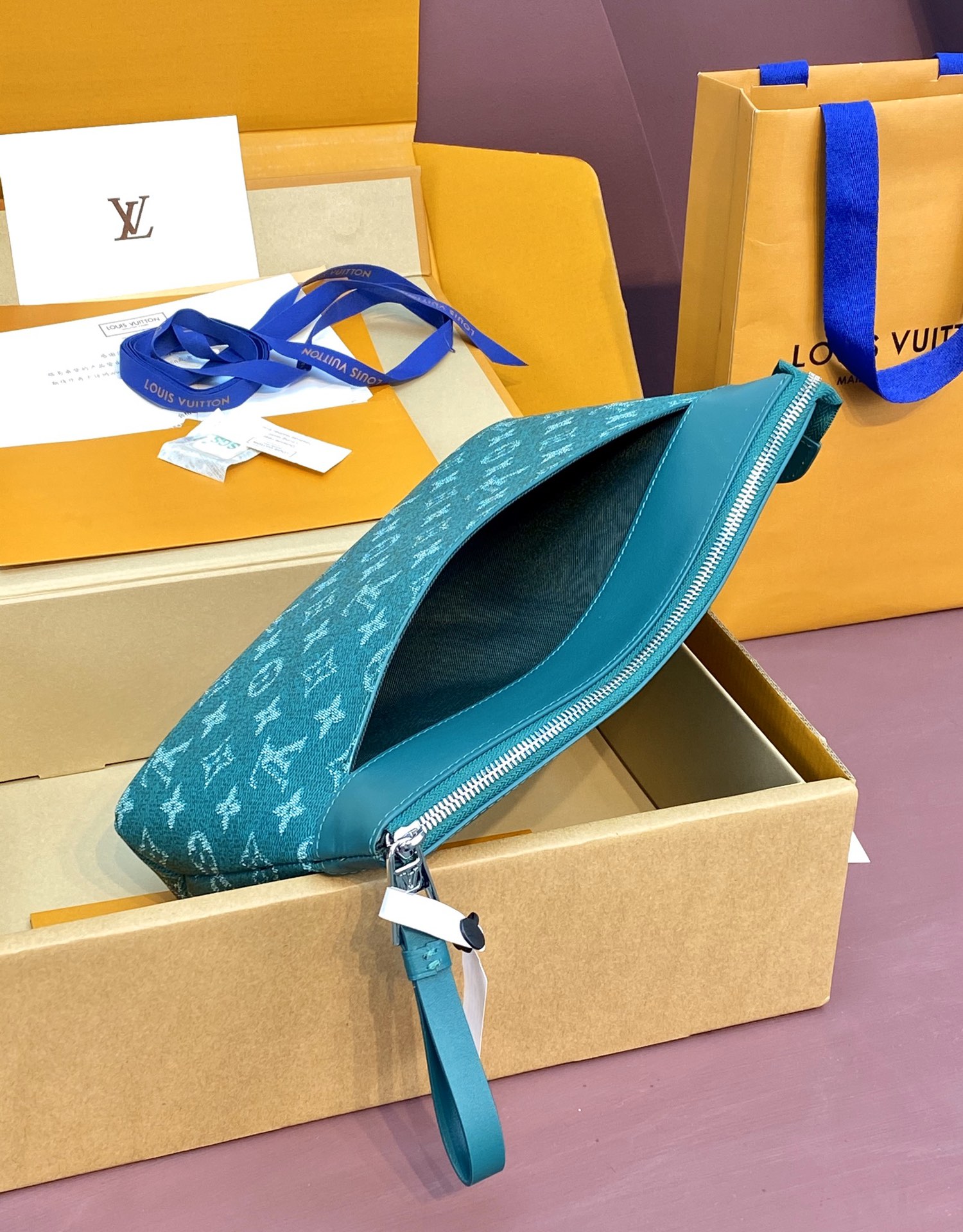 LV高仿綠松石色Monogram手拿包清爽百搭設計款｜歐美奢侈品精品推薦