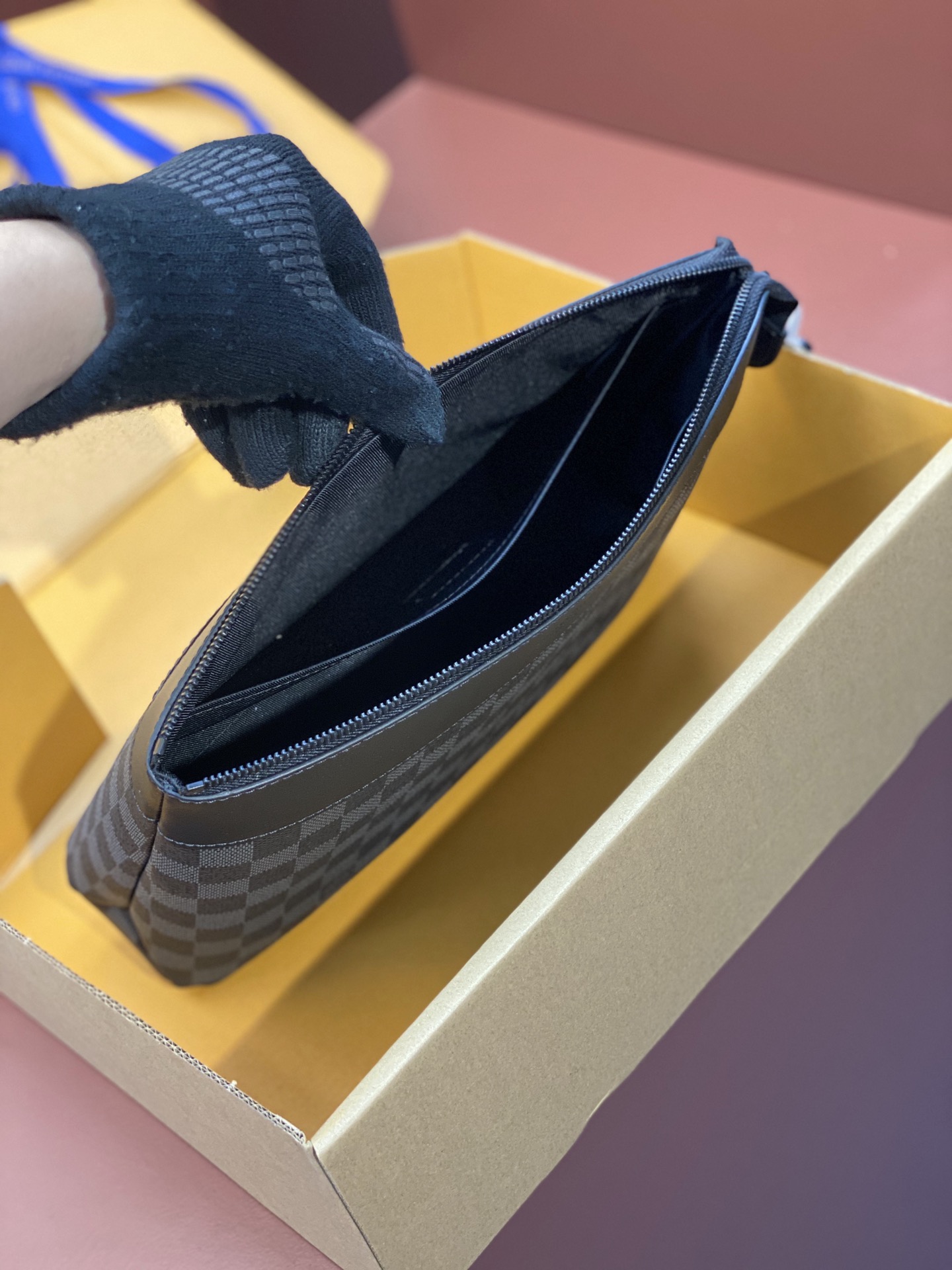 LV原單棋盤格男士手拿包低調沉穩時尚款｜歐美奢侈品精品推薦