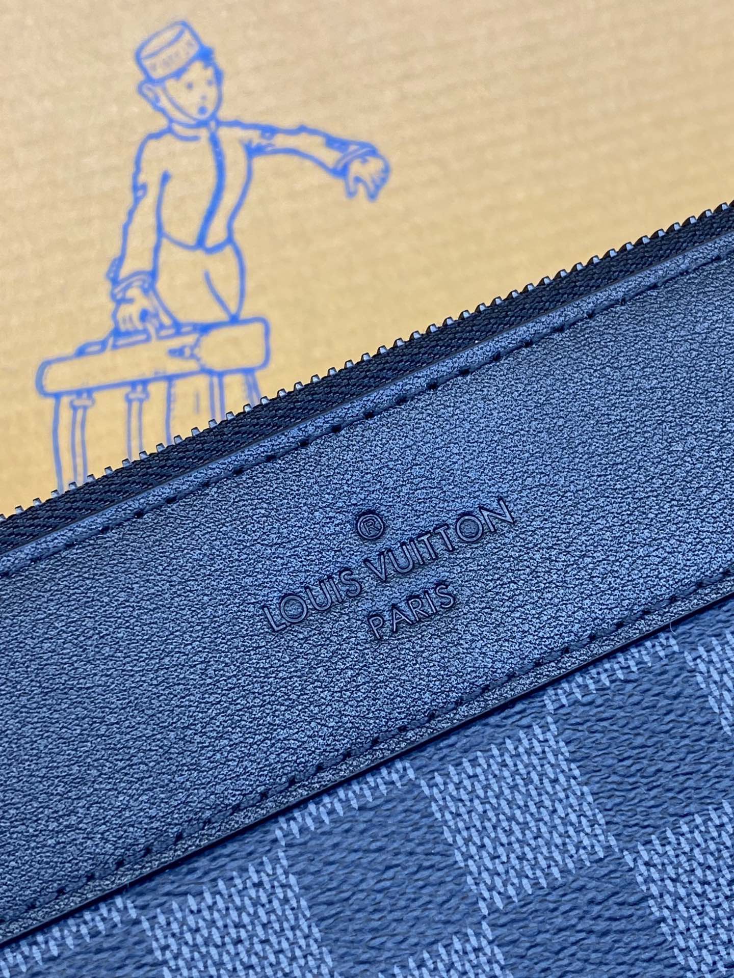 LV原單棋盤格男士手拿包低調沉穩時尚款｜歐美奢侈品精品推薦