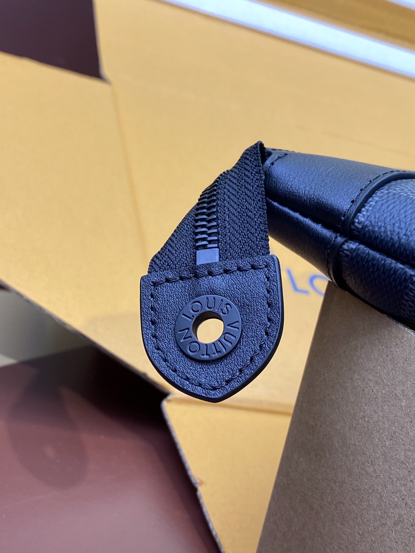 LV原單棋盤格男士手拿包低調沉穩時尚款｜歐美奢侈品精品推薦