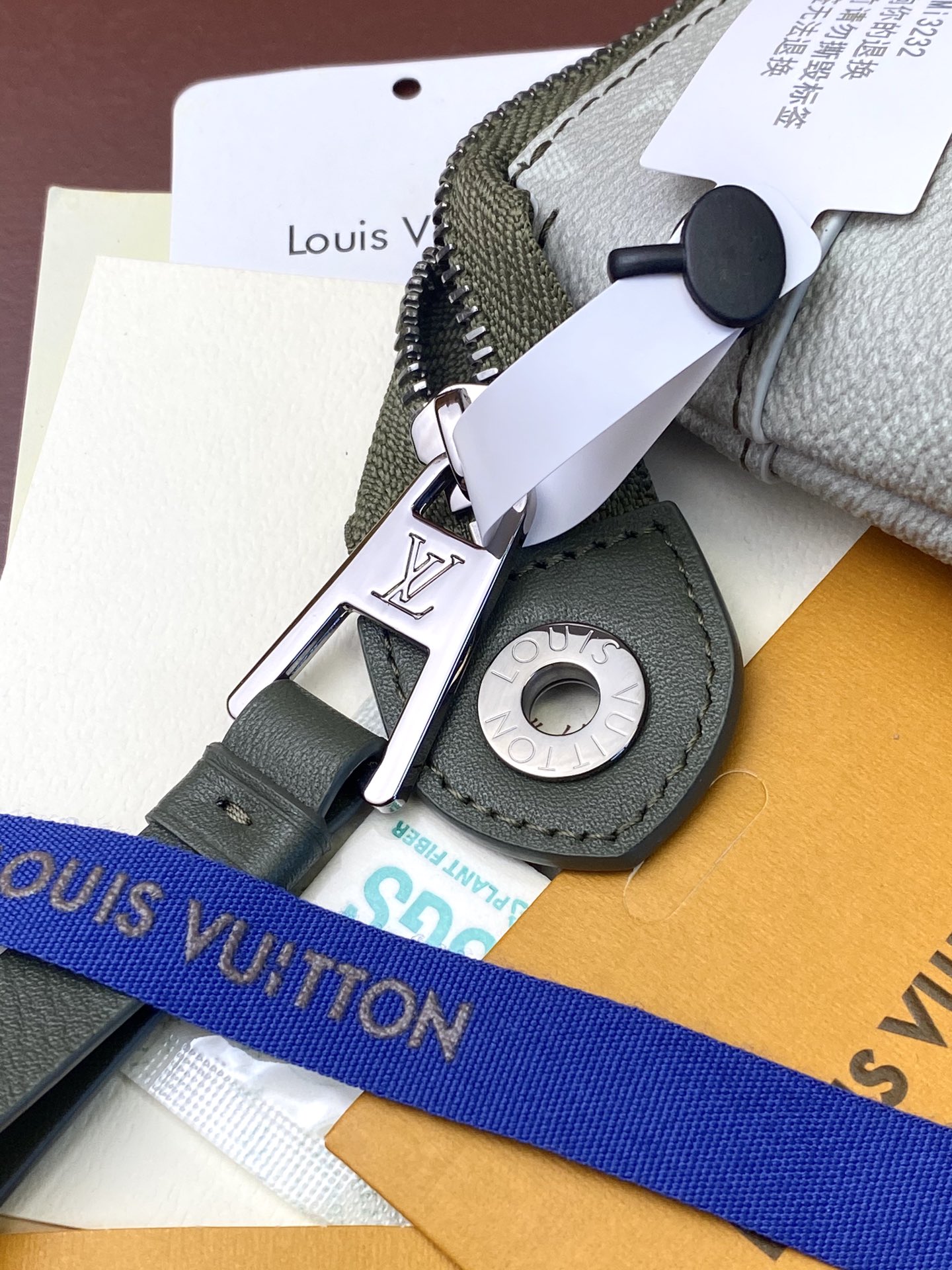 LVA貨灰綠Monogram手拿包柔和配色百搭氣質|超A仿原單精品圖片 14 LVA貨灰綠Monogram手拿包柔和配色百搭氣質|歐美奢侈品精品推薦