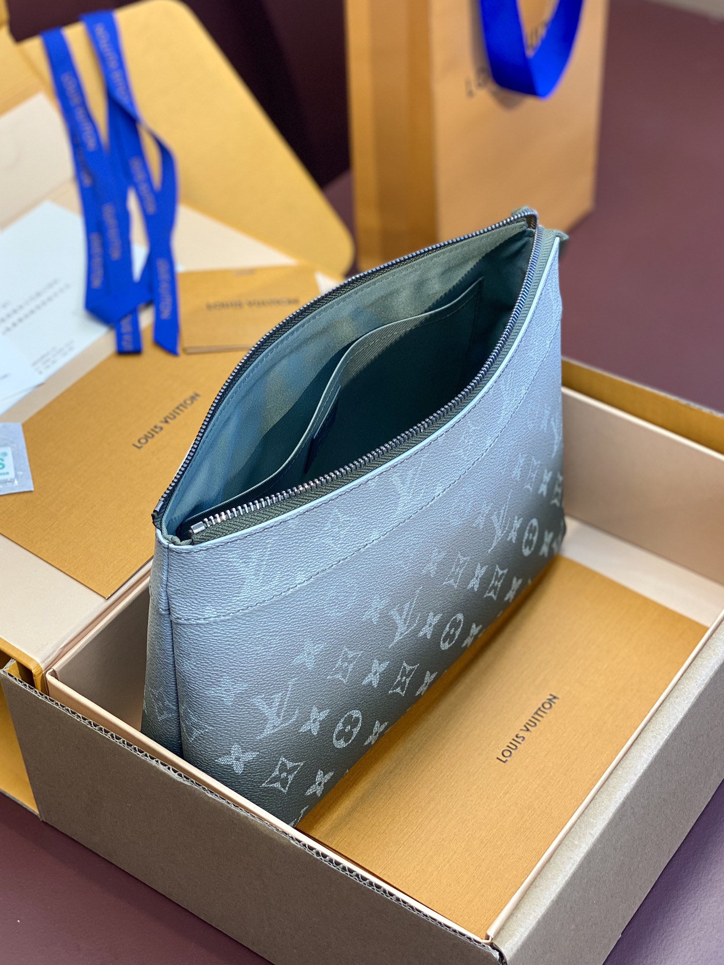 LVA貨灰綠Monogram手拿包柔和配色百搭氣質｜歐美奢侈品精品推薦