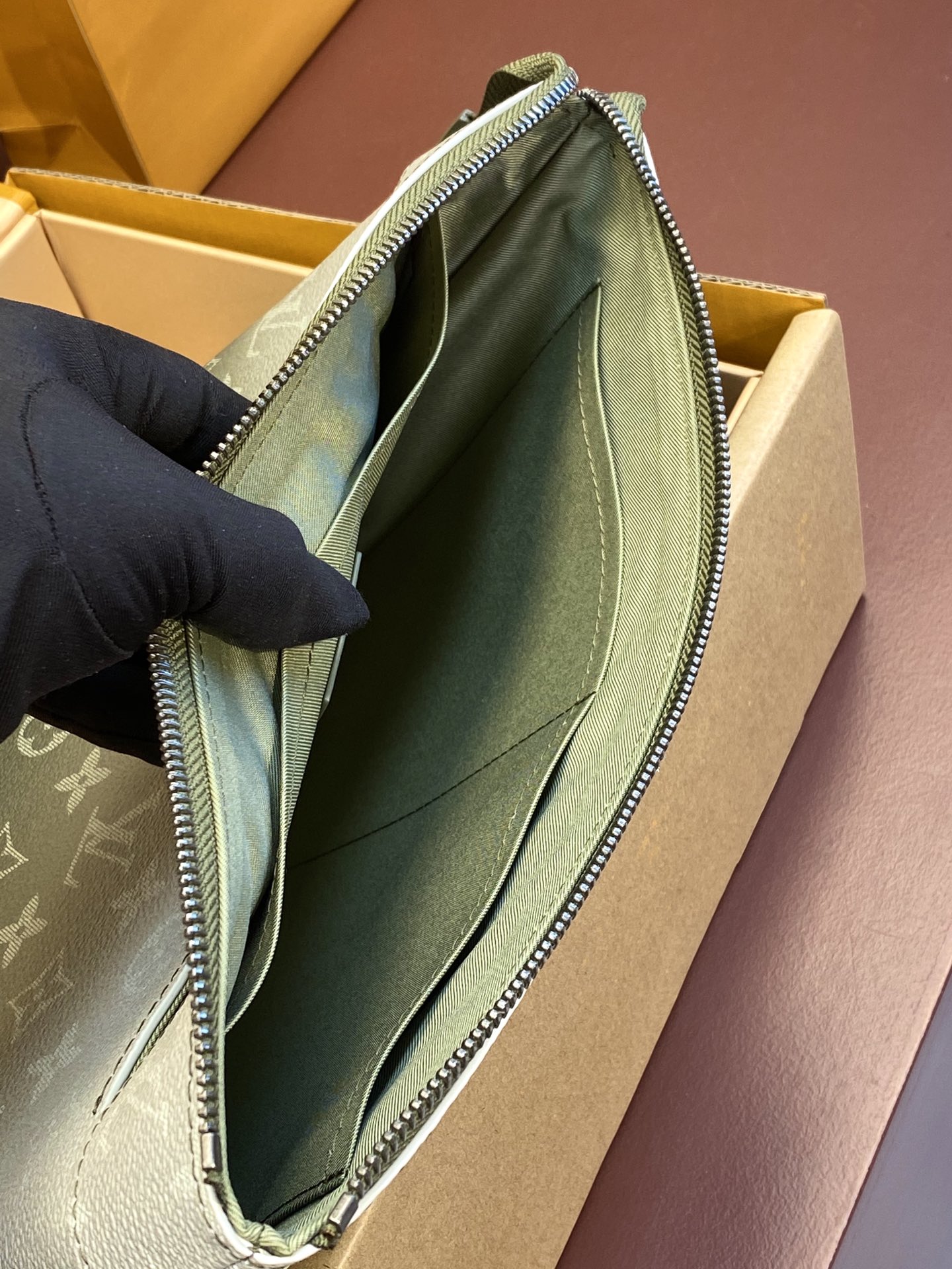 LVA貨灰綠Monogram手拿包柔和配色百搭氣質｜歐美奢侈品精品推薦