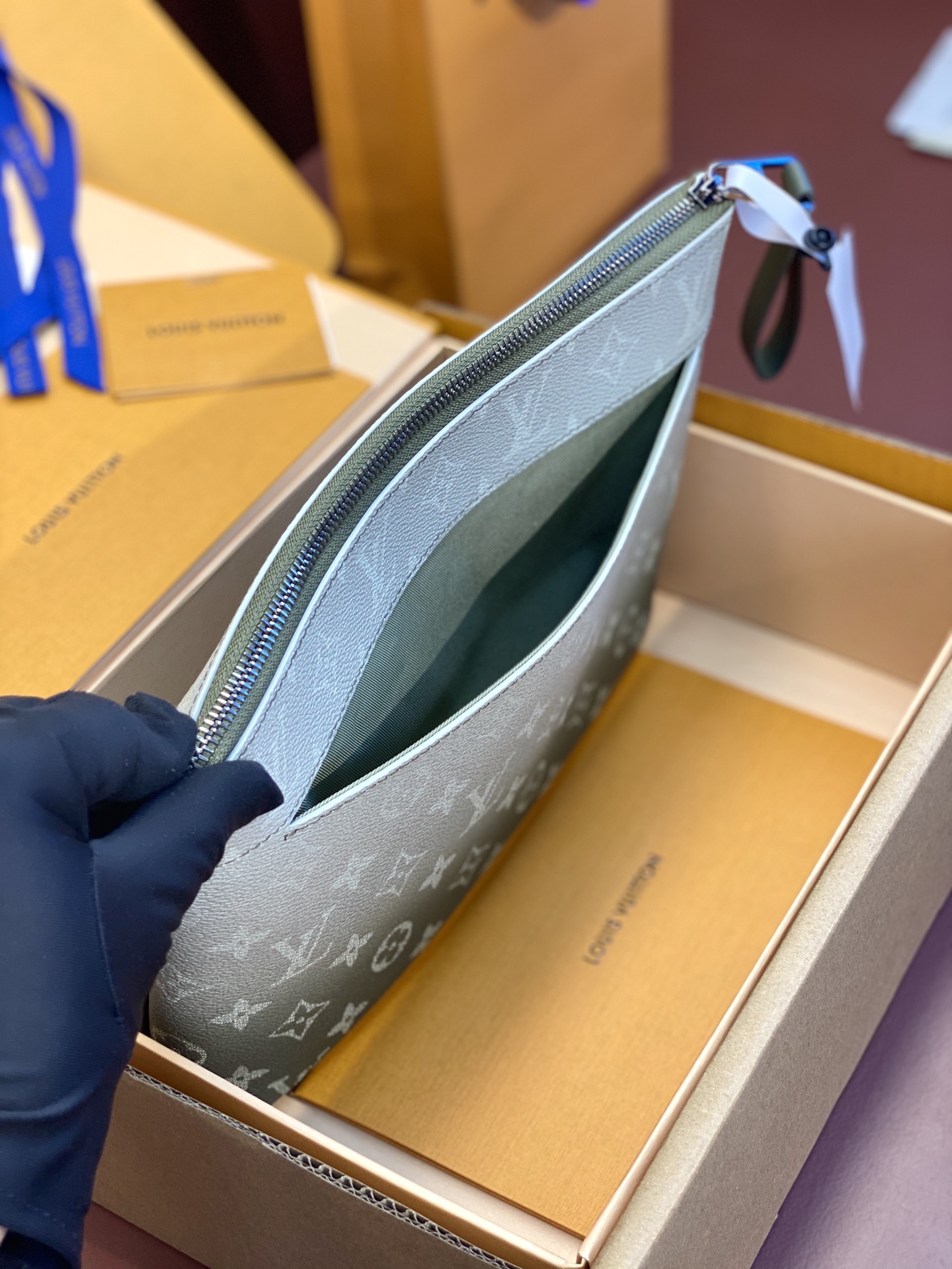 LVA貨灰綠Monogram手拿包柔和配色百搭氣質｜歐美奢侈品精品推薦