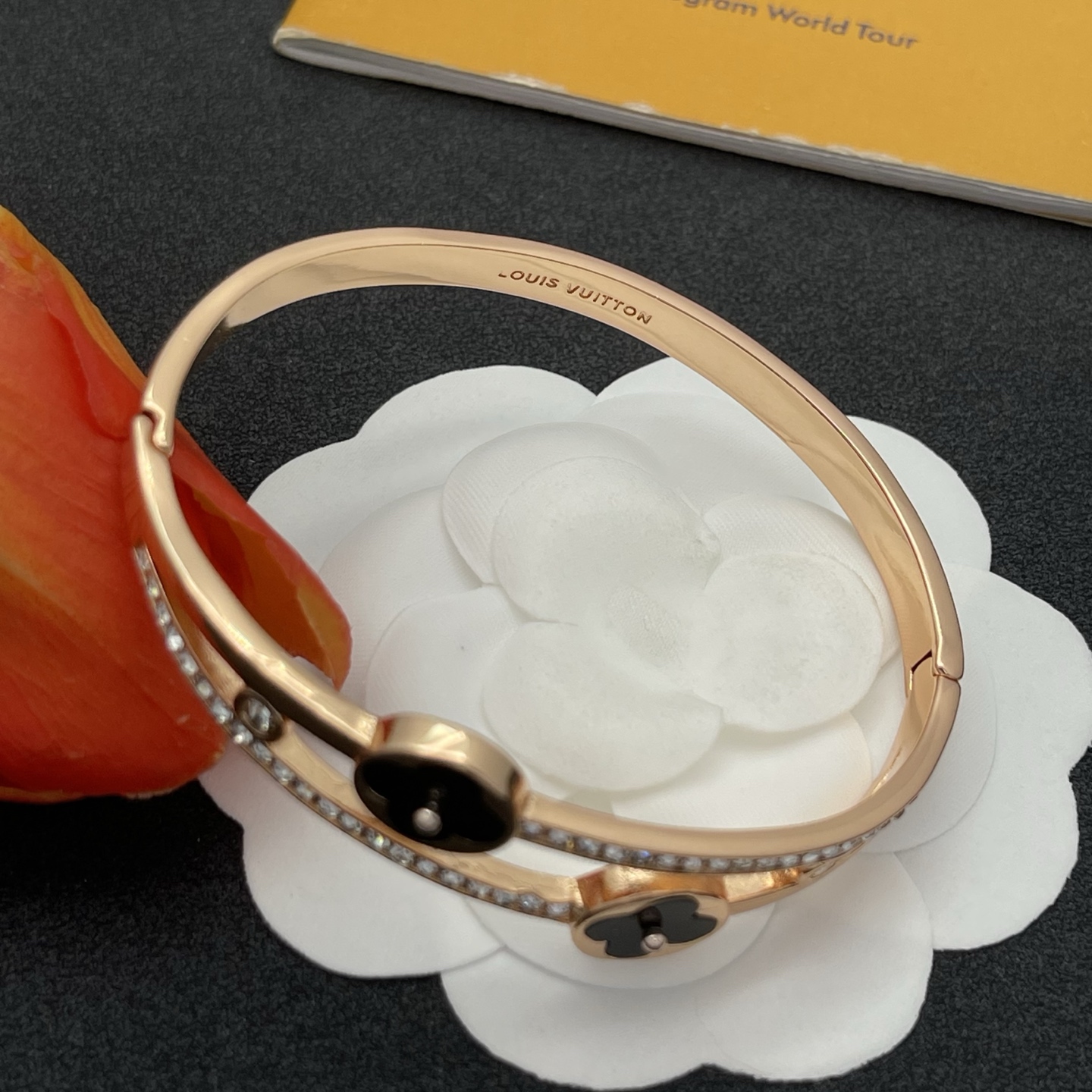 LV高仿玫瑰金黑花雙圈鑲鑽手環優雅精品款｜歐美奢侈品精品推薦