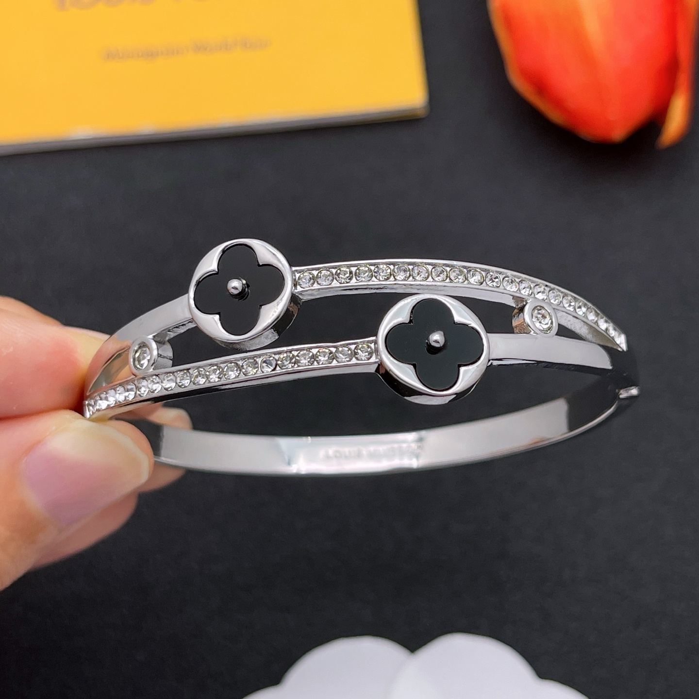 LV原單銀色黑花鑲鑽手環冷調時尚精品|超A仿原單精品圖片 2 LV原單銀色黑花鑲鑽手環冷調時尚精品|歐美奢侈品精品推薦