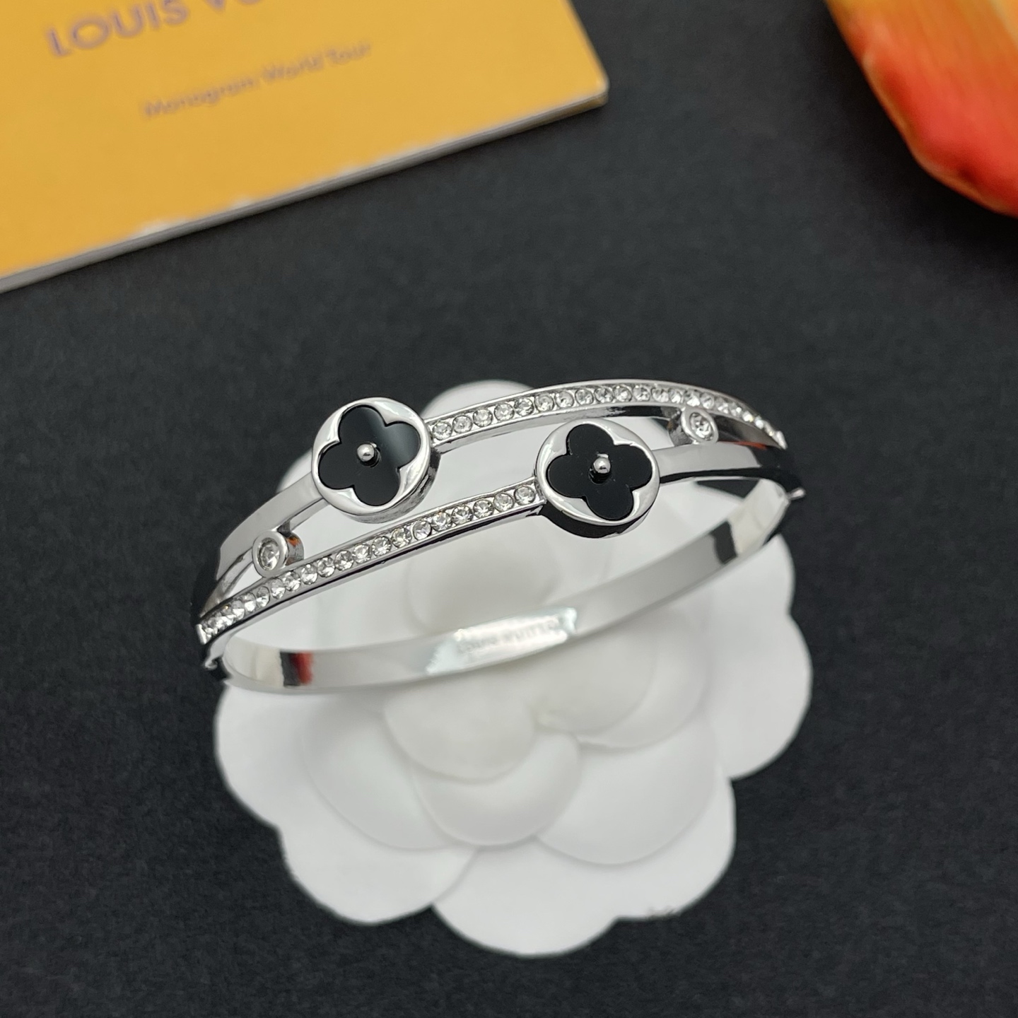 LV原單銀色黑花鑲鑽手環冷調時尚精品|超A仿原單精品圖片 12 LV原單銀色黑花鑲鑽手環冷調時尚精品|歐美奢侈品精品推薦