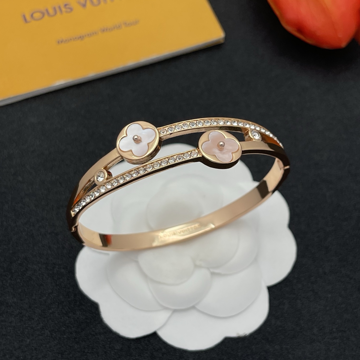 LV A貨玫瑰金貝母雙花鑲鑽手環柔美奢華款|超A仿原單精品圖片 12 LV A貨玫瑰金貝母雙花鑲鑽手環柔美奢華款|歐美奢侈品精品推薦