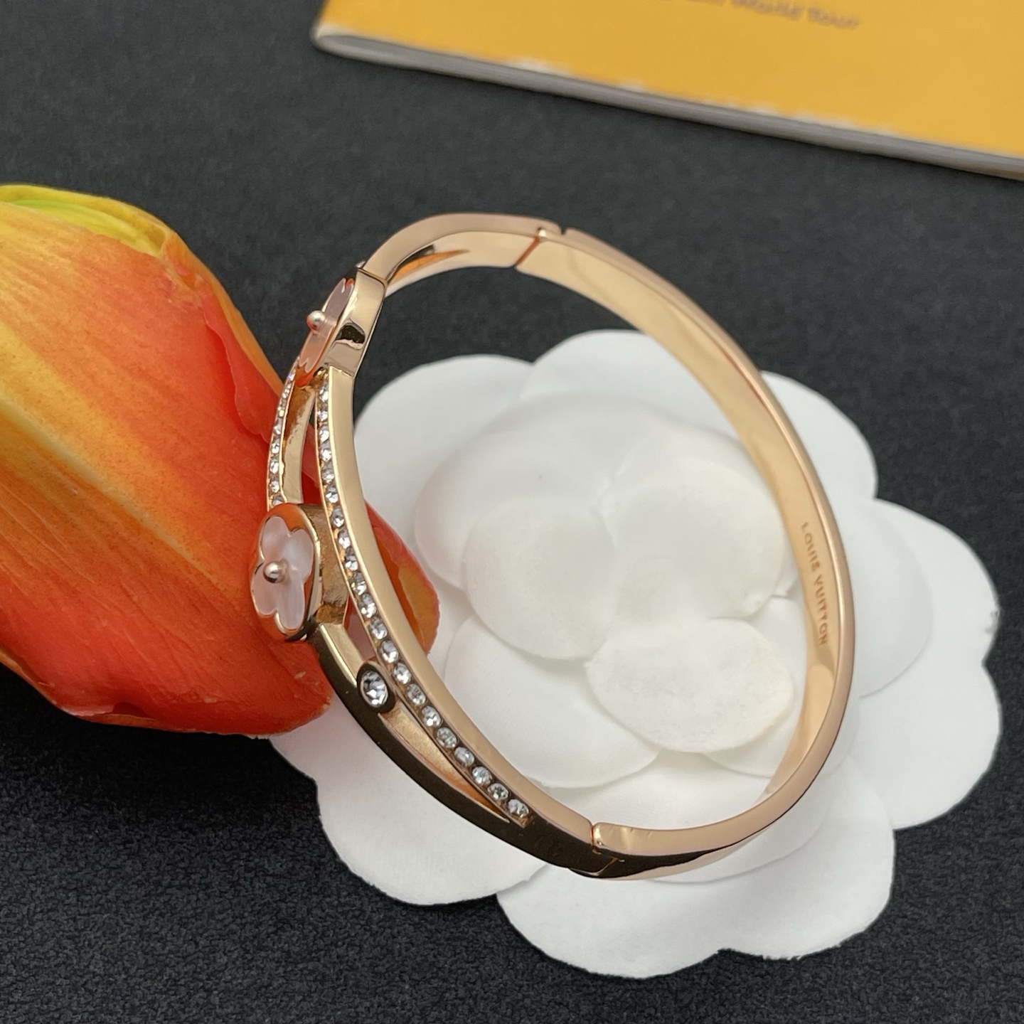 LV A貨玫瑰金貝母雙花鑲鑽手環柔美奢華款｜歐美奢侈品精品推薦