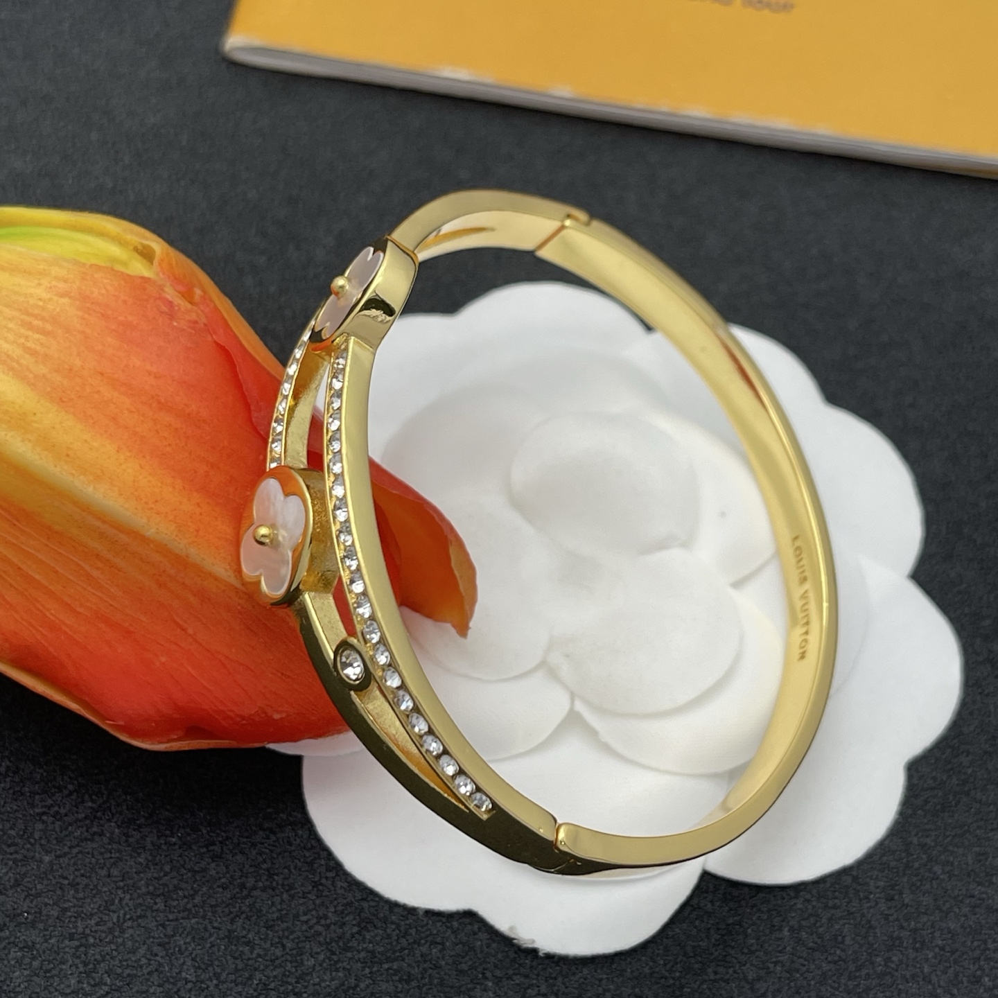 LV高仿金色貝母雙圈鑲鑽手環氣質精品款｜歐美奢侈品精品推薦