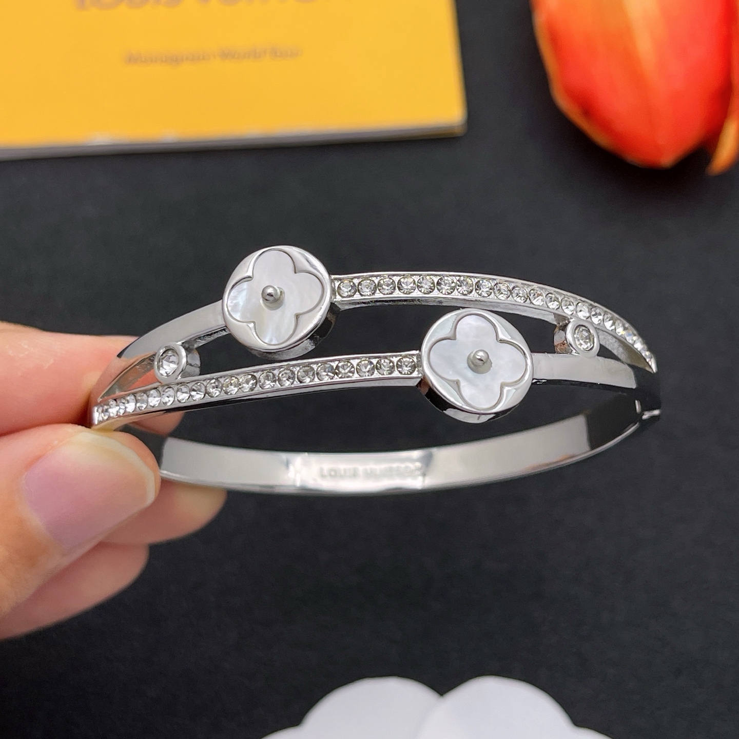 LV高仿銀色貝母雙花鑲鑽手環優雅奢華女款|超A仿原單精品圖片 2 LV高仿銀色貝母雙花鑲鑽手環優雅奢華女款|歐美奢侈品精品推薦