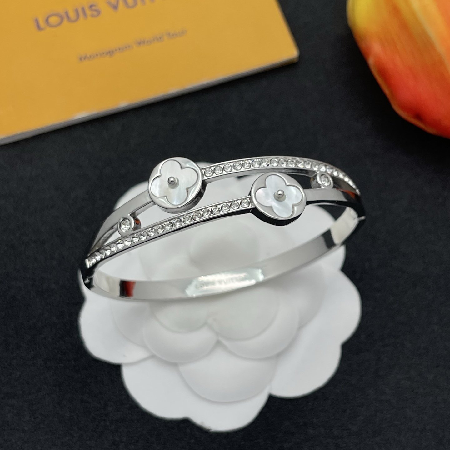 LV高仿銀色貝母雙花鑲鑽手環優雅奢華女款|超A仿原單精品圖片 12 LV高仿銀色貝母雙花鑲鑽手環優雅奢華女款|歐美奢侈品精品推薦
