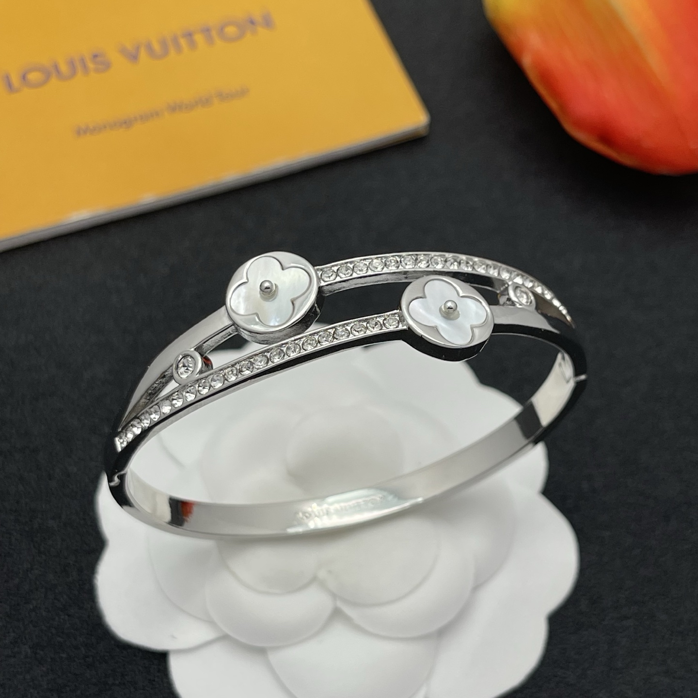 LV高仿銀色貝母雙花鑲鑽手環優雅奢華女款｜歐美奢侈品精品推薦