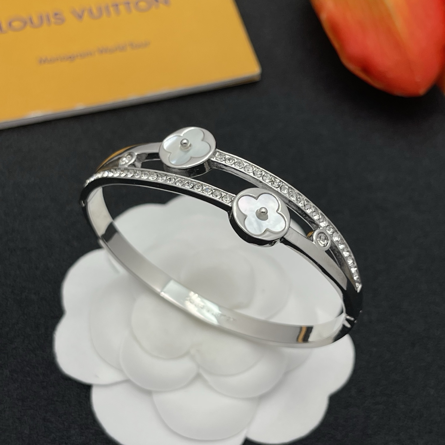 LV高仿銀色貝母雙花鑲鑽手環優雅奢華女款｜歐美奢侈品精品推薦