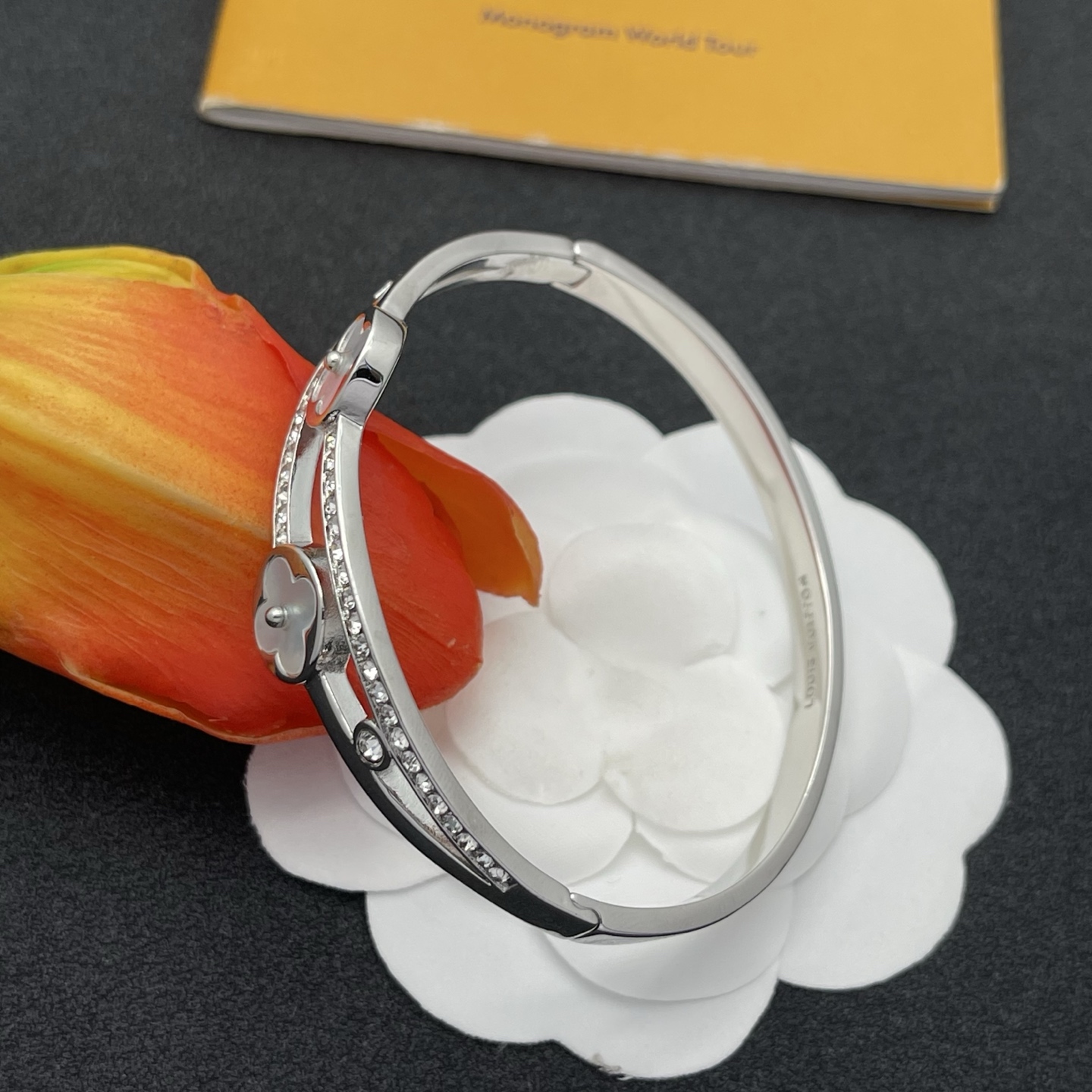 LV高仿銀色貝母雙花鑲鑽手環優雅奢華女款｜歐美奢侈品精品推薦