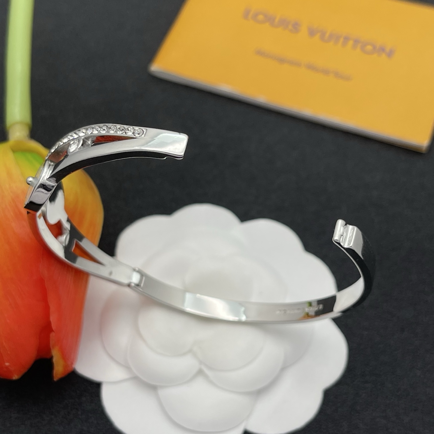 LV高仿銀色貝母雙花鑲鑽手環優雅奢華女款｜歐美奢侈品精品推薦