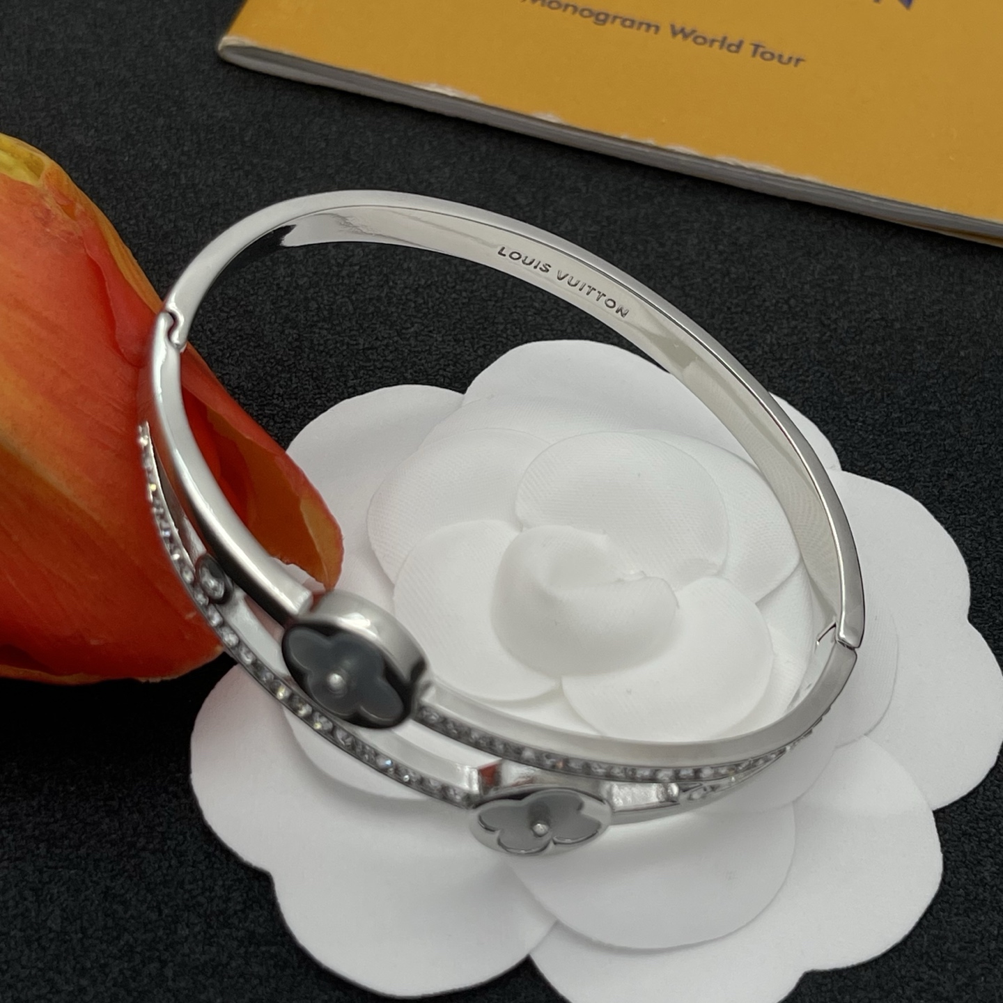 LV高仿銀色貝母雙花鑲鑽手環優雅奢華女款｜歐美奢侈品精品推薦