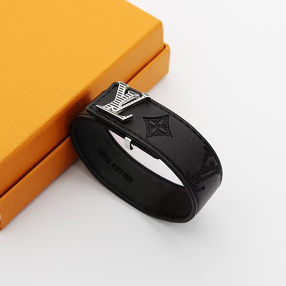 LV原單黑色皮革手環經典Monogram金屬LOGO設計｜歐美奢侈品精品推薦