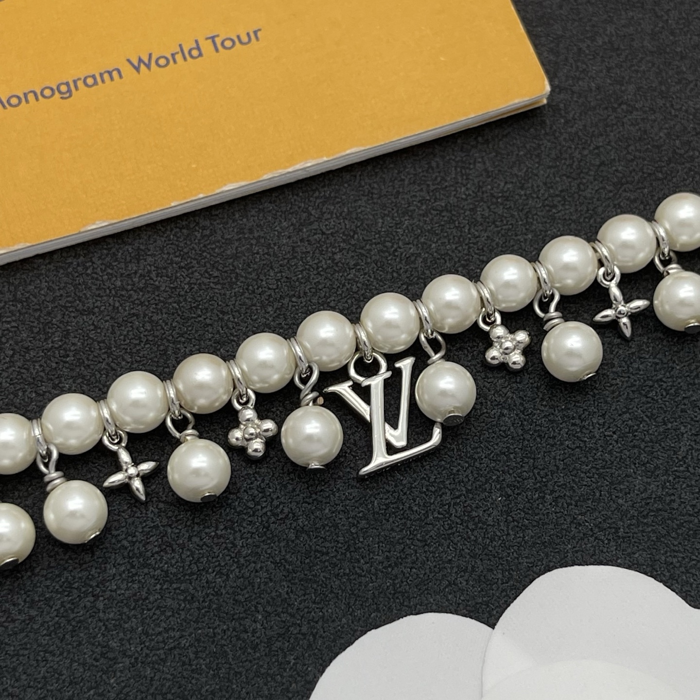 LV一比一珍珠手鏈銀色經典字母吊飾精品款｜歐美奢侈品精品推薦