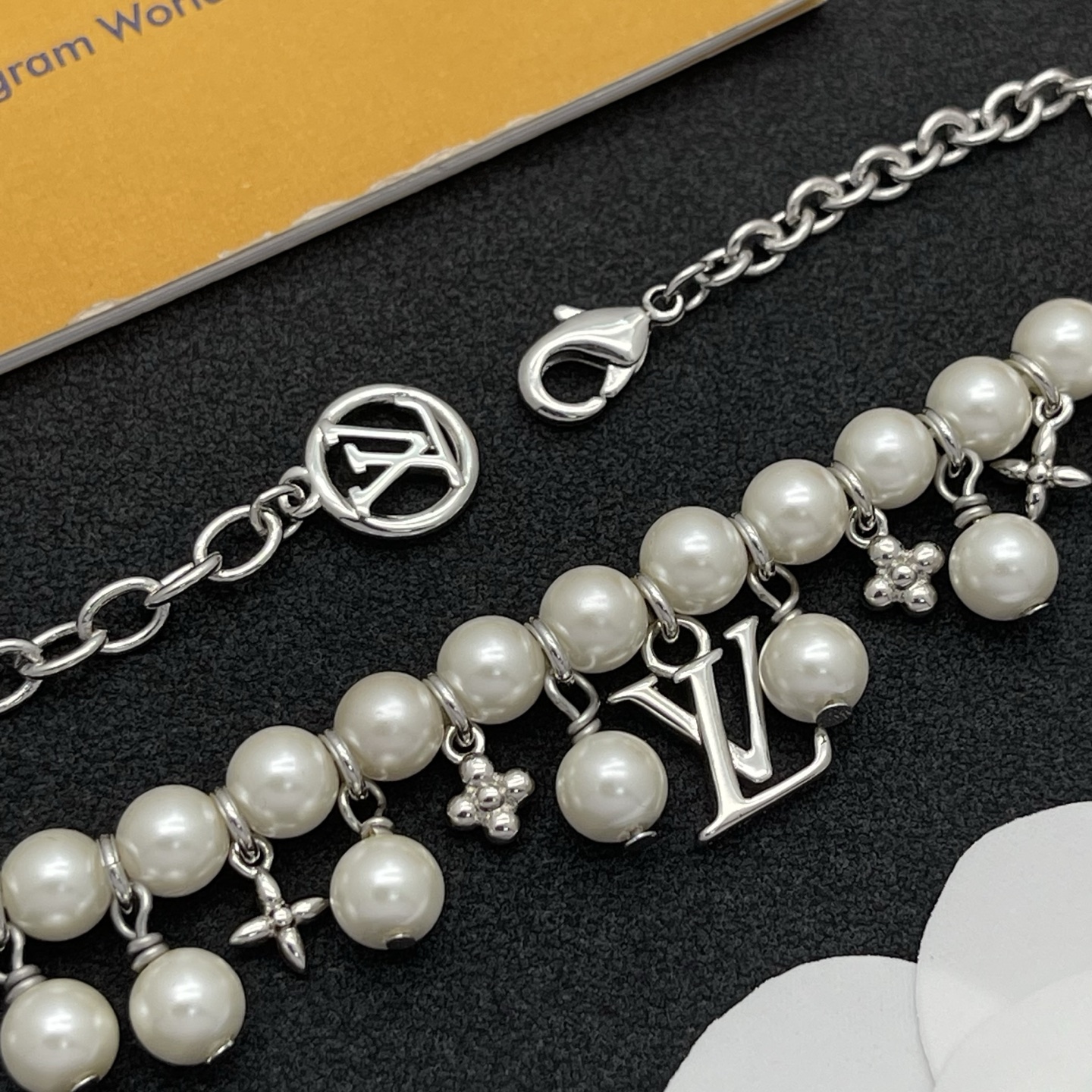 LV一比一珍珠手鏈銀色經典字母吊飾精品款｜歐美奢侈品精品推薦