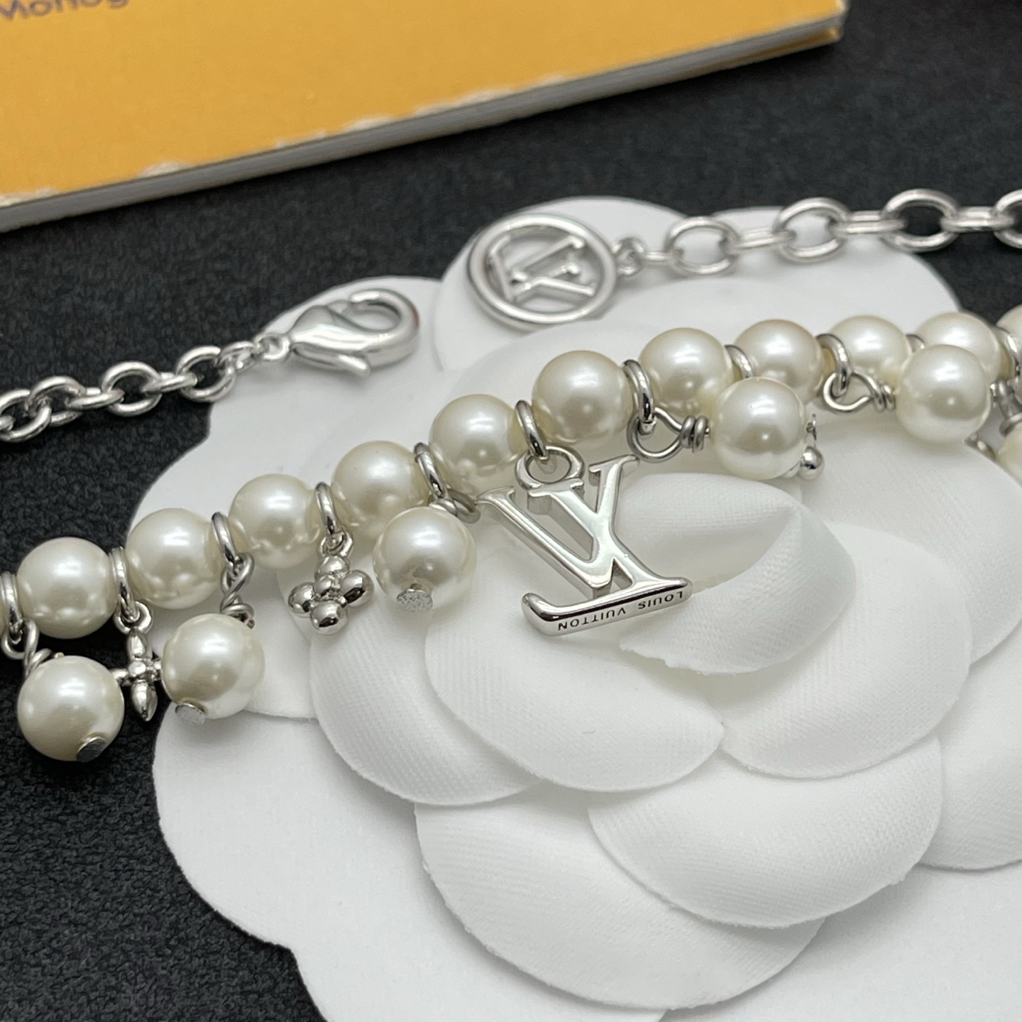 LV一比一珍珠手鏈銀色經典字母吊飾精品款｜歐美奢侈品精品推薦