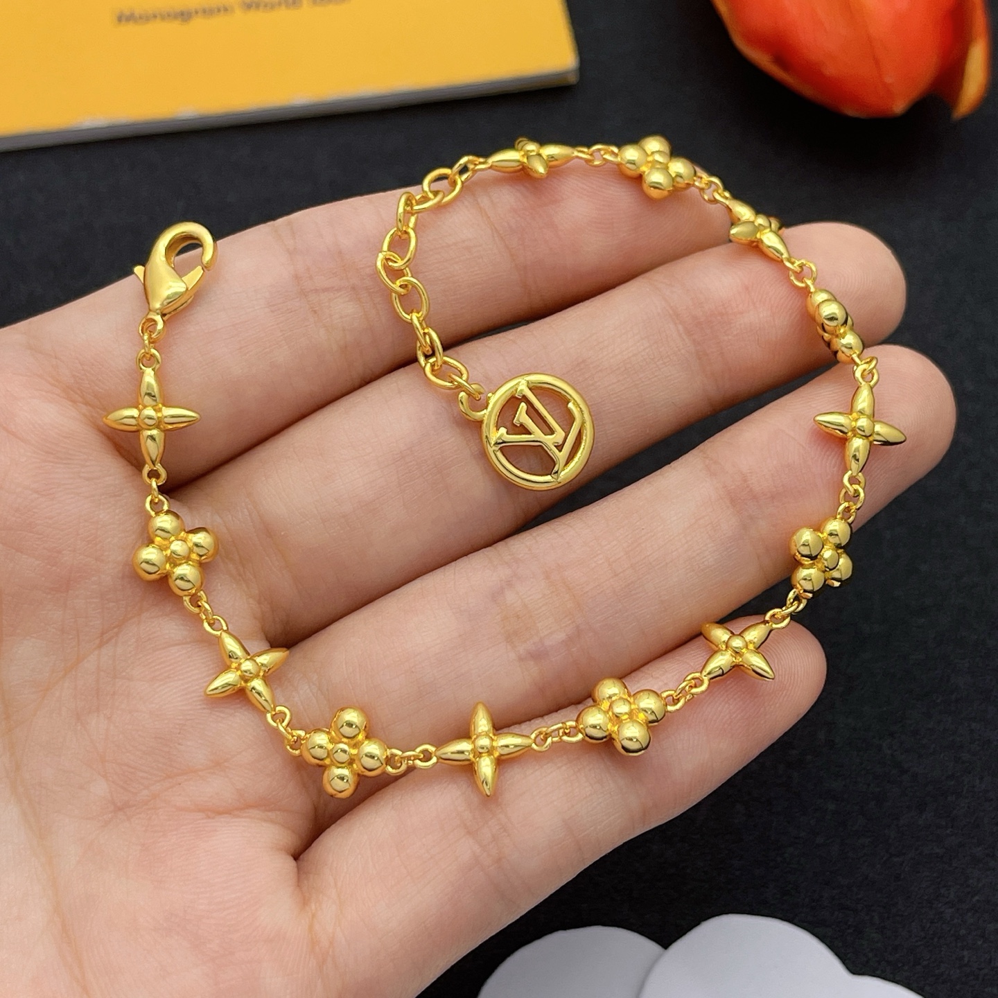 LV高仿金色Monogram花飾手鏈時尚亮眼｜歐美奢侈品精品推薦