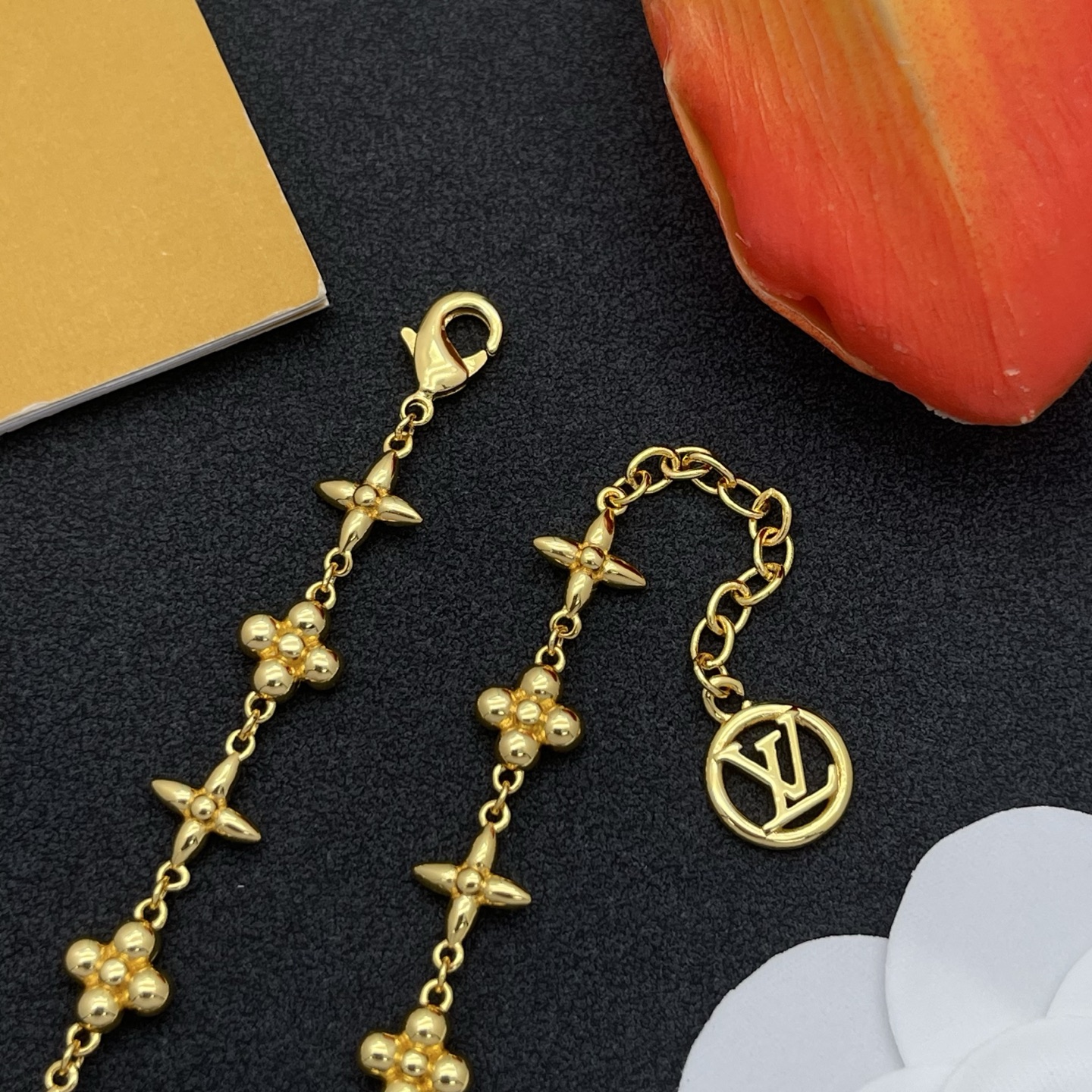 LV高仿金色Monogram花飾手鏈時尚亮眼｜歐美奢侈品精品推薦