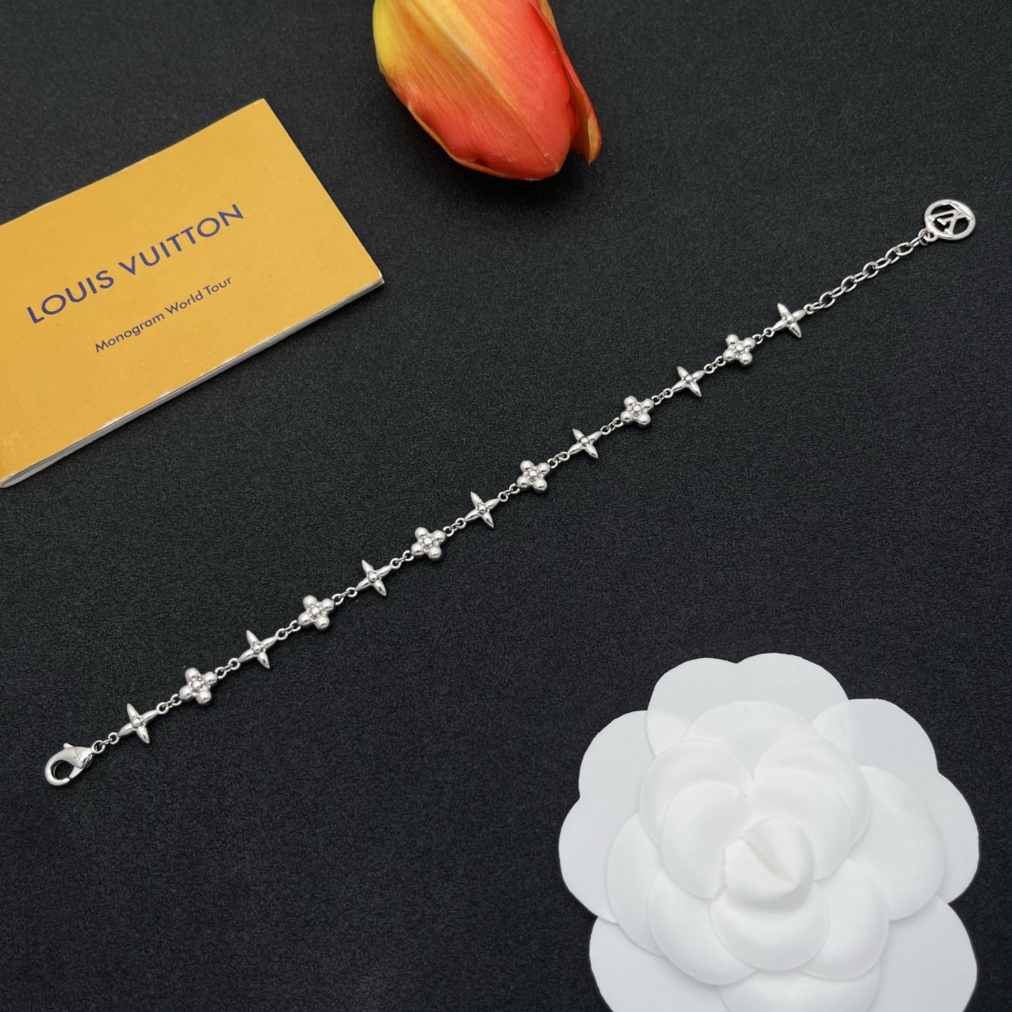 LV原單銀色Monogram花形手鏈簡約時尚款|超A仿原單精品圖片 13 LV原單銀色Monogram花形手鏈簡約時尚款|歐美奢侈品精品推薦