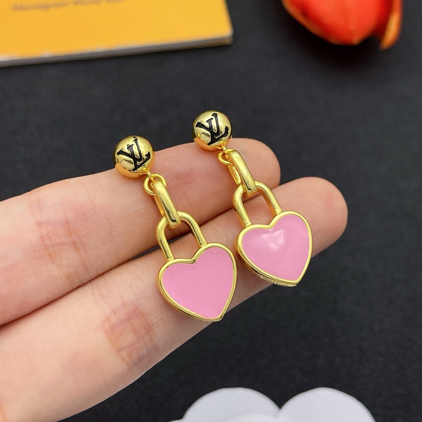 LV A貨粉色愛心鎖頭耳環甜美時尚精品款(金色)|超A仿原單精品圖片 2 LV A貨粉色愛心鎖頭耳環甜美時尚精品款(金色)|歐美奢侈品精品推薦