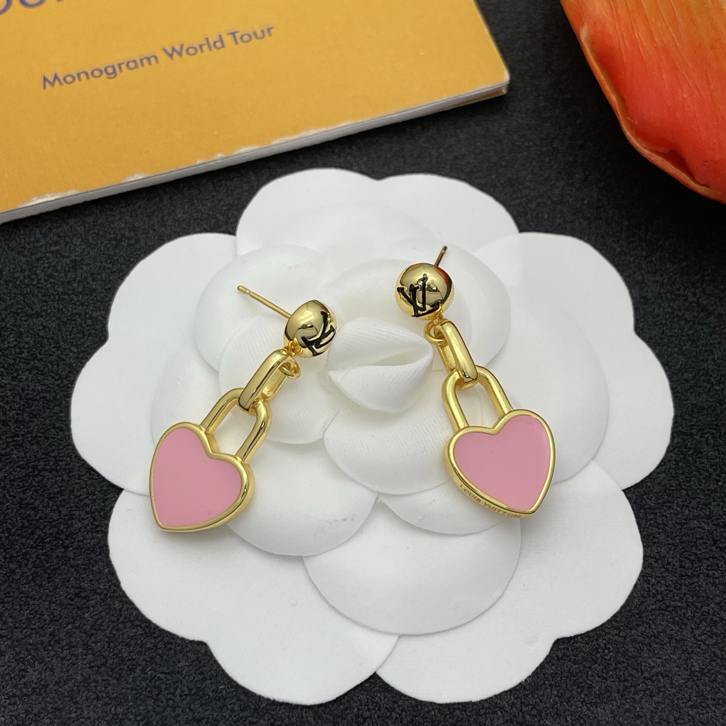 LV A貨粉色愛心鎖頭耳環甜美時尚精品款(金色)|超A仿原單精品圖片 13 LV A貨粉色愛心鎖頭耳環甜美時尚精品款(金色)|歐美奢侈品精品推薦