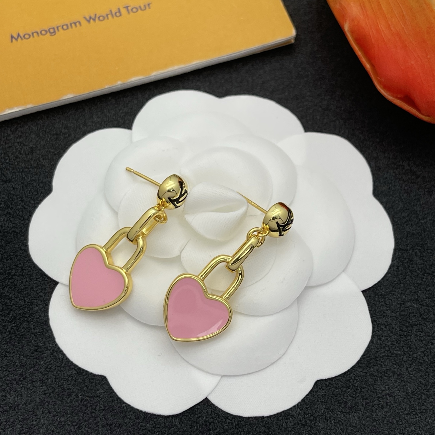 LV A貨粉色愛心鎖頭耳環甜美時尚精品款（金色）｜歐美奢侈品精品推薦