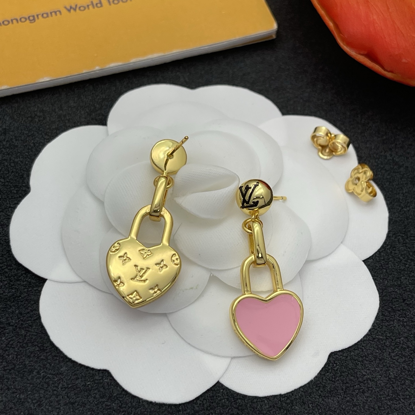 LV A貨粉色愛心鎖頭耳環甜美時尚精品款（金色）｜歐美奢侈品精品推薦