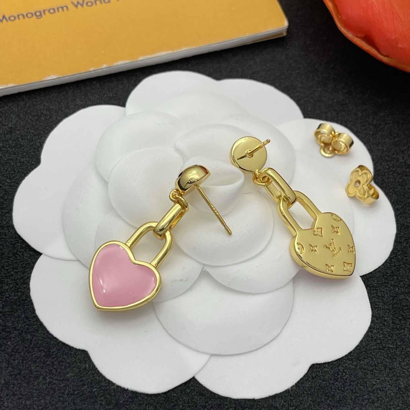 LV A貨粉色愛心鎖頭耳環甜美時尚精品款（金色）｜歐美奢侈品精品推薦