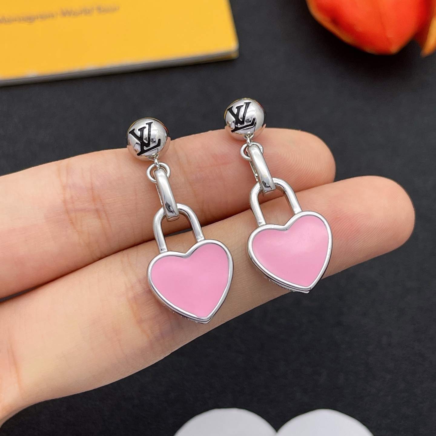 LV高仿粉色愛心鎖頭耳環銀色亮面氣質款|超A仿原單精品圖片 2 LV高仿粉色愛心鎖頭耳環銀色亮面氣質款|歐美奢侈品精品推薦