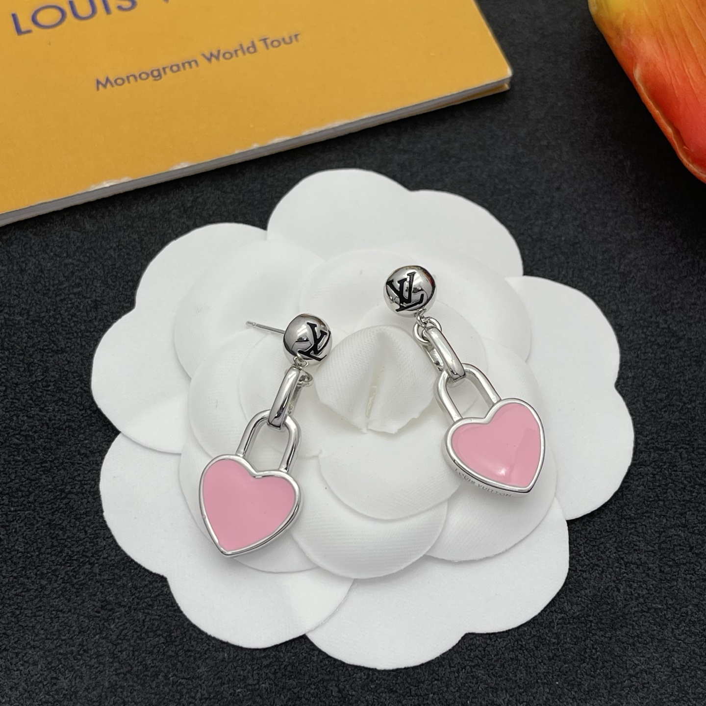 LV高仿粉色愛心鎖頭耳環銀色亮面氣質款|超A仿原單精品圖片 13 LV高仿粉色愛心鎖頭耳環銀色亮面氣質款|歐美奢侈品精品推薦