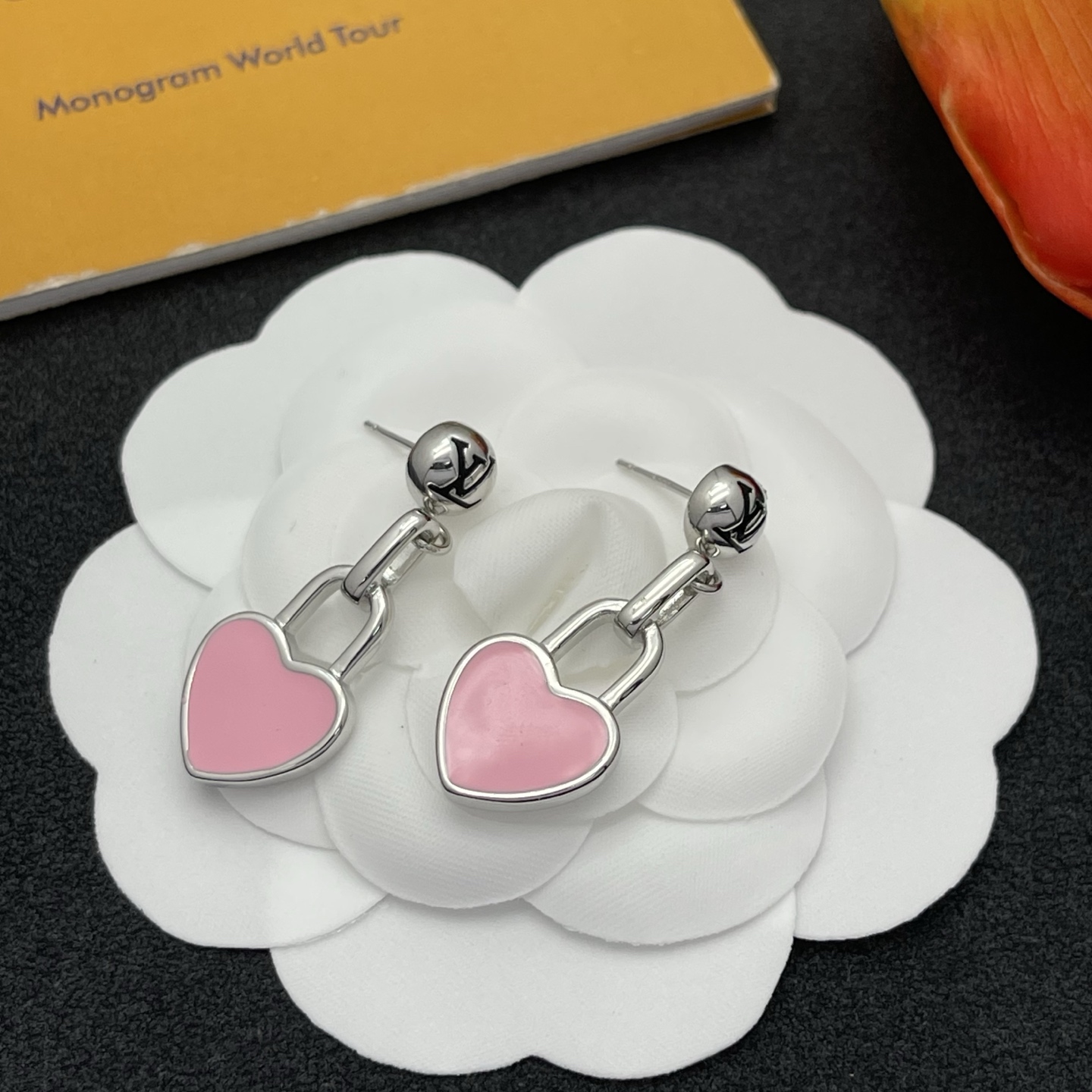 LV高仿粉色愛心鎖頭耳環銀色亮面氣質款｜歐美奢侈品精品推薦