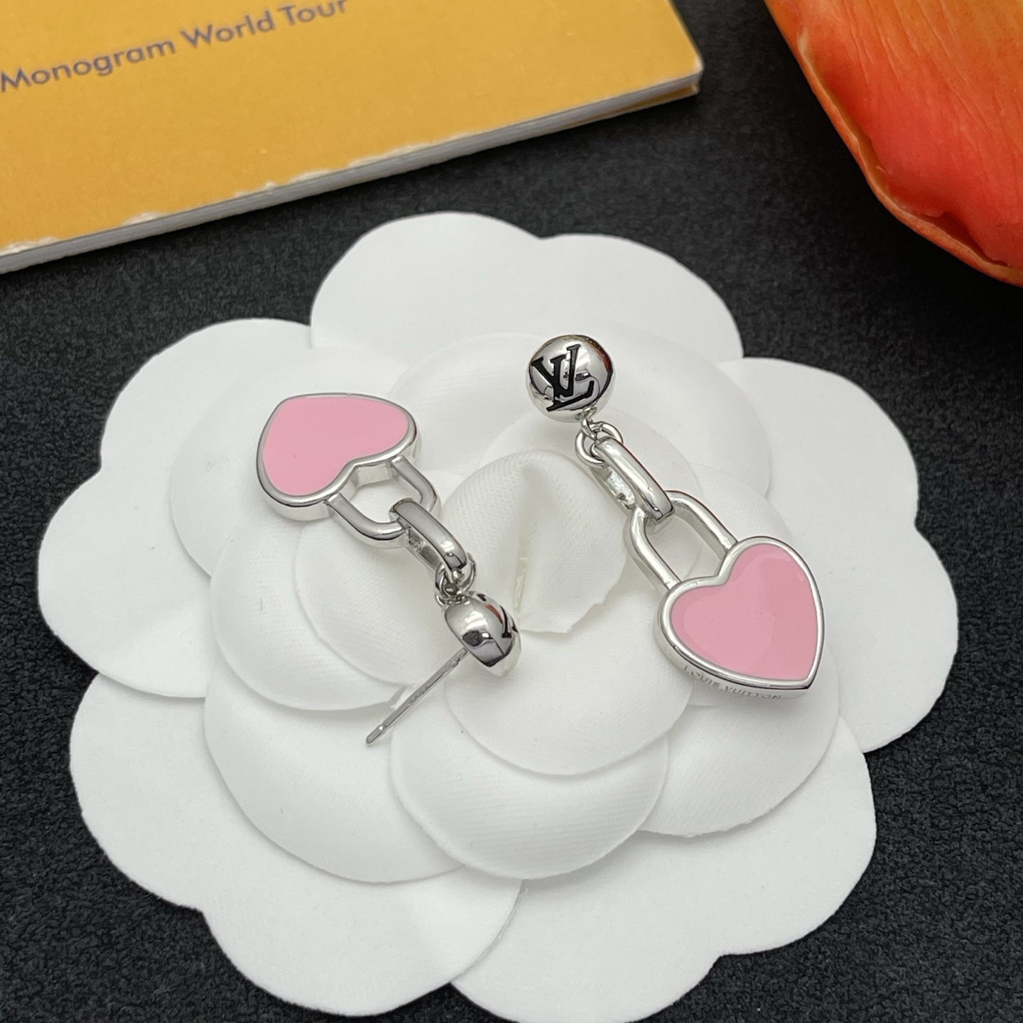 LV高仿粉色愛心鎖頭耳環銀色亮面氣質款｜歐美奢侈品精品推薦