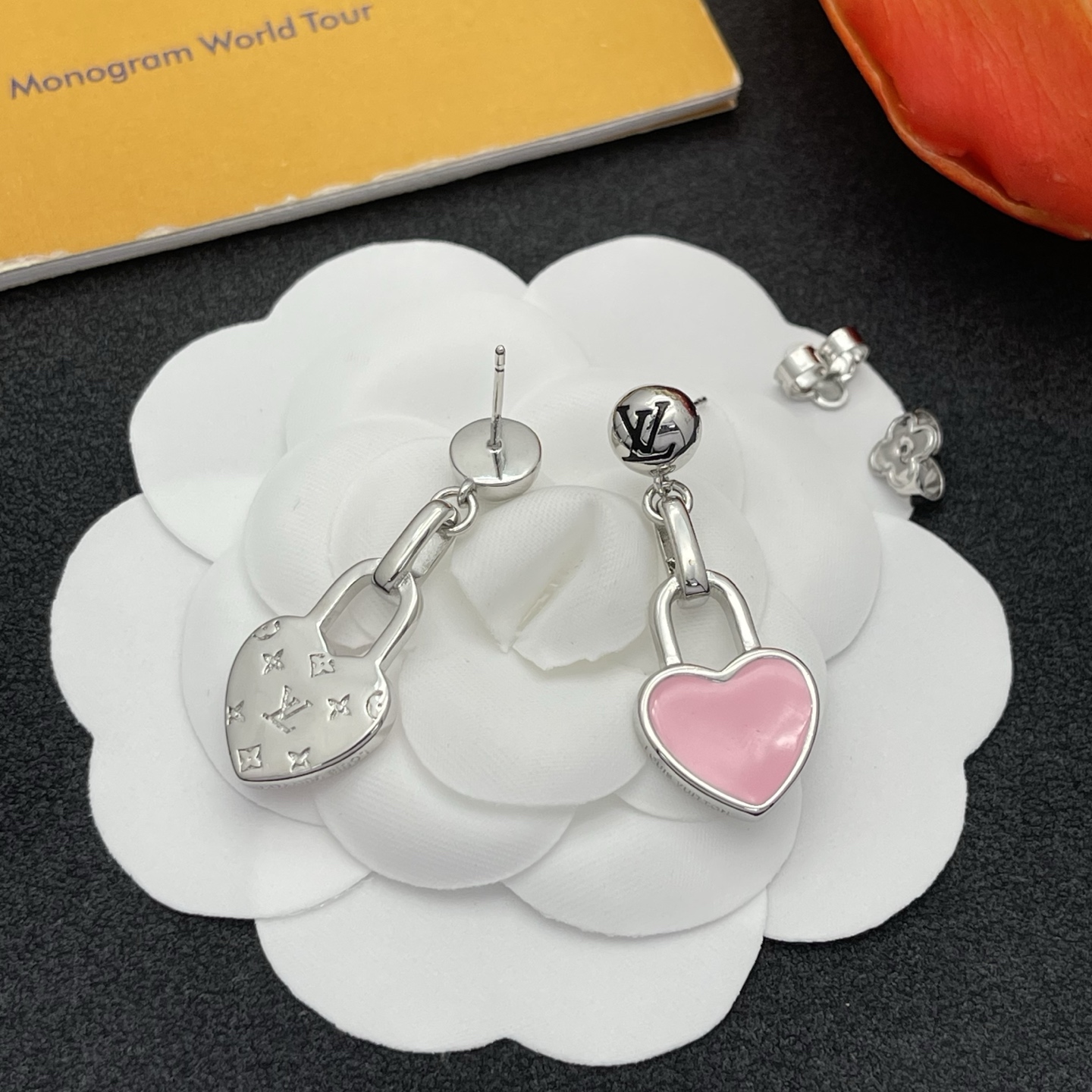 LV高仿粉色愛心鎖頭耳環銀色亮面氣質款｜歐美奢侈品精品推薦