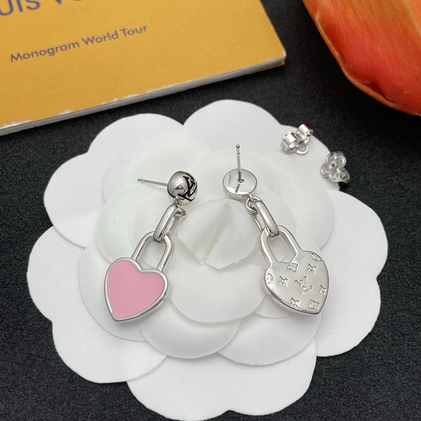 LV高仿粉色愛心鎖頭耳環銀色亮面氣質款｜歐美奢侈品精品推薦