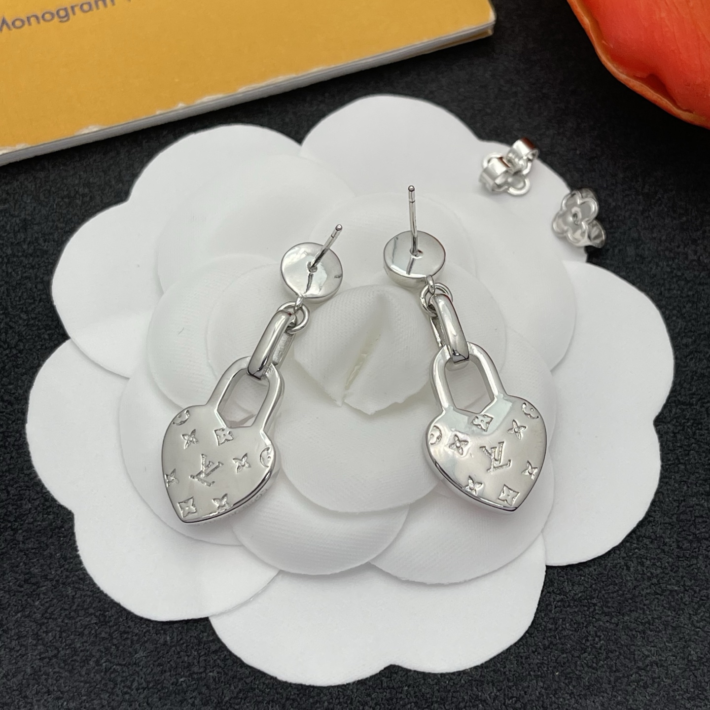 LV高仿粉色愛心鎖頭耳環銀色亮面氣質款｜歐美奢侈品精品推薦