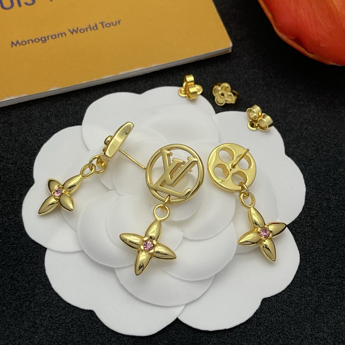 LV A貨金色花形垂墜耳環粉鑽點綴奢華款｜歐美奢侈品精品推薦